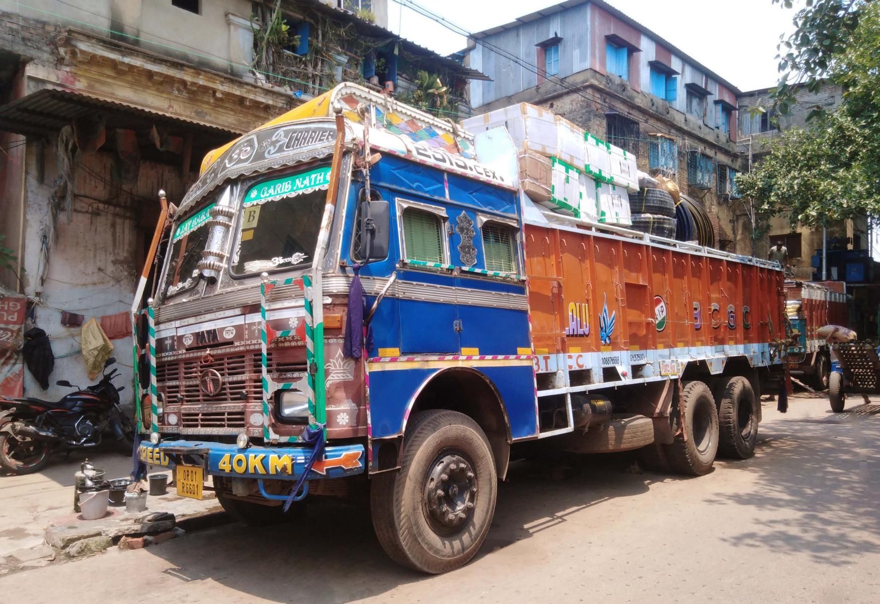 überladener LKW mit indischer Fahrzeugkunst in Kalkutta