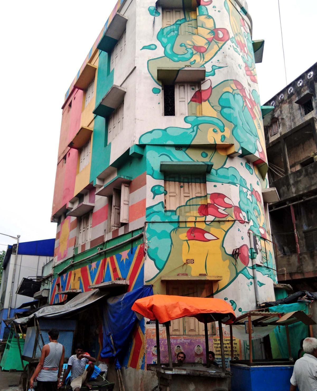  avantgardistisch gestaltete Hausfassade in Kalkutta