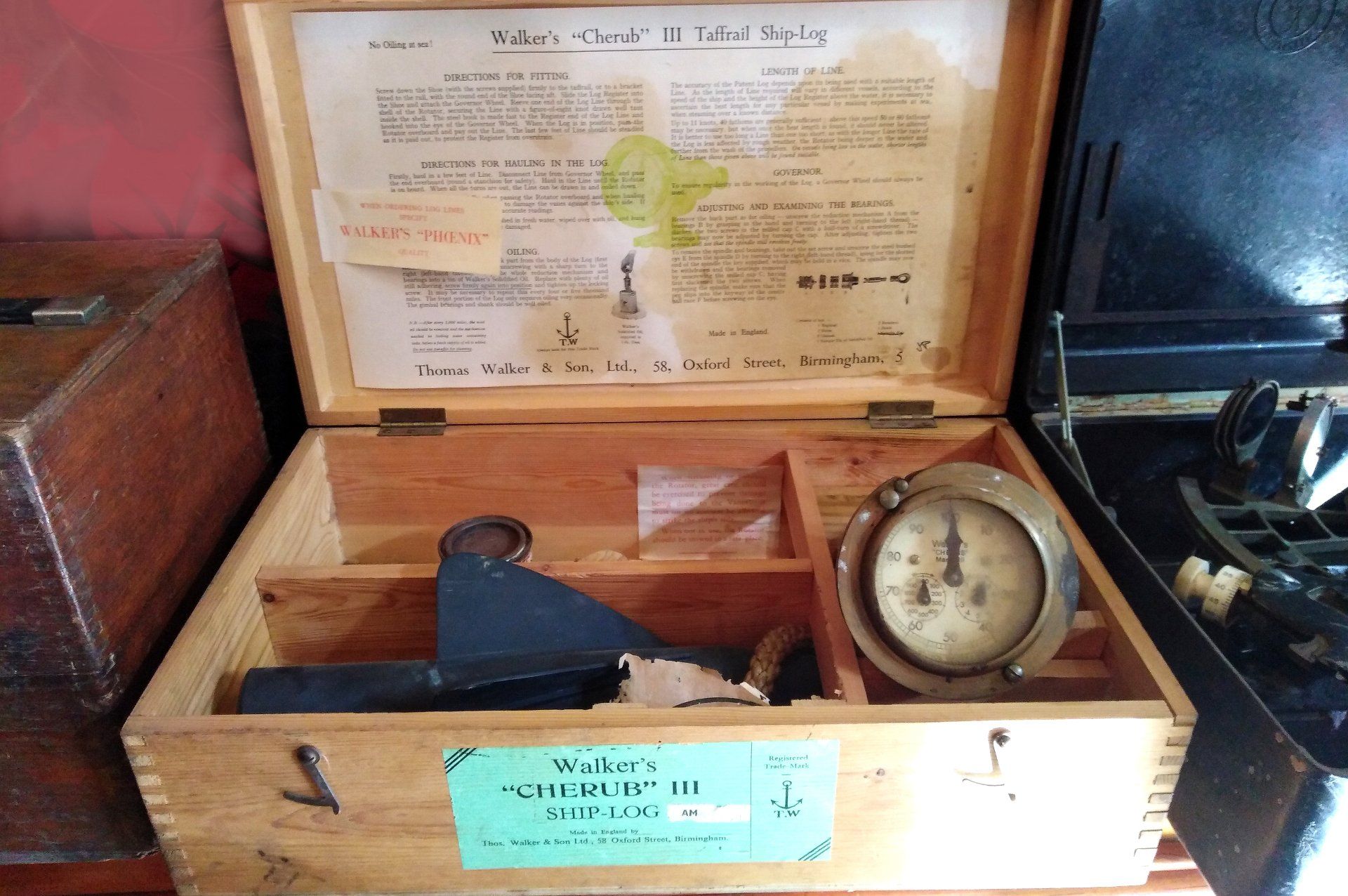 Holzkiste mit einem walkers cherub mark 3 Ship- Log aus Messing von der Abwrackwerft in Alang