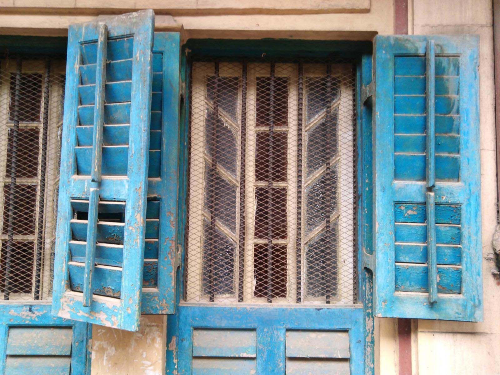 Fenster mit blauen Fensterläden in Kalkutta