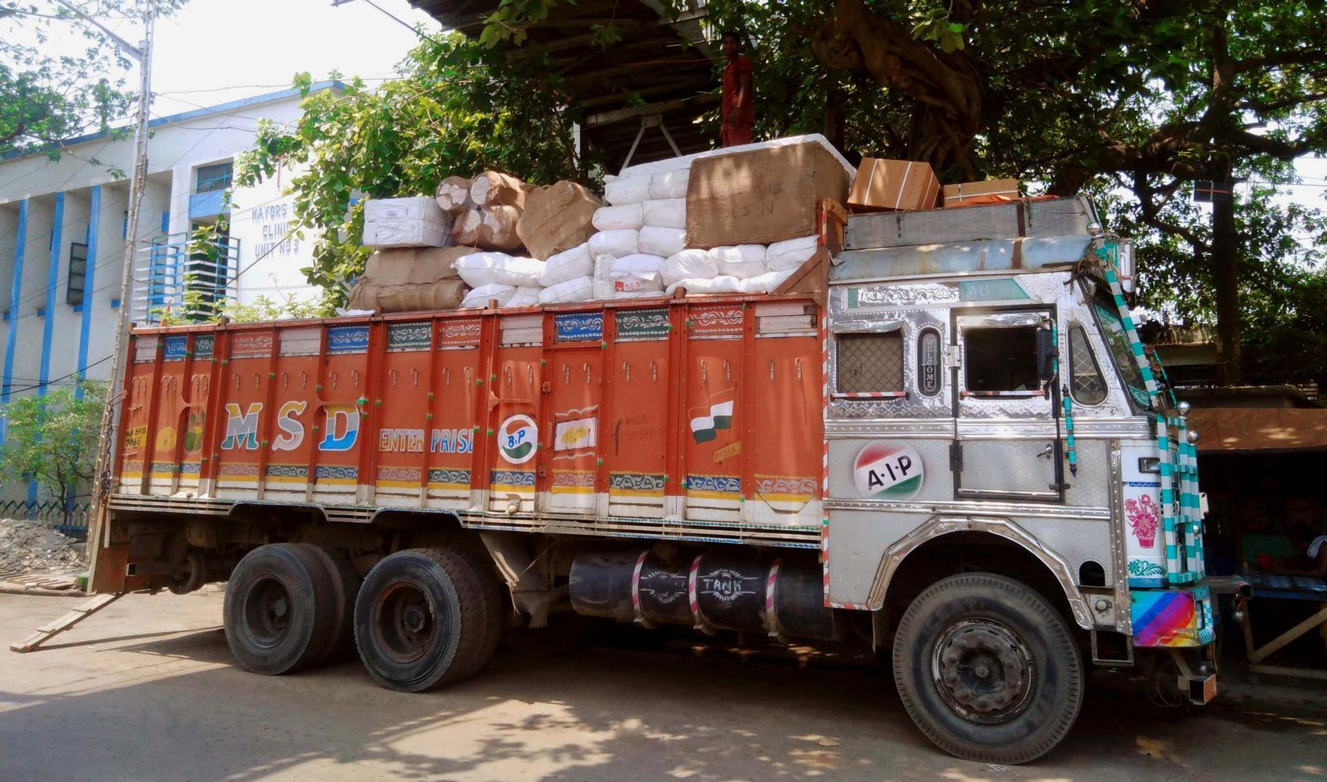 überbeladener indischer Lastwagen in Kalkutta