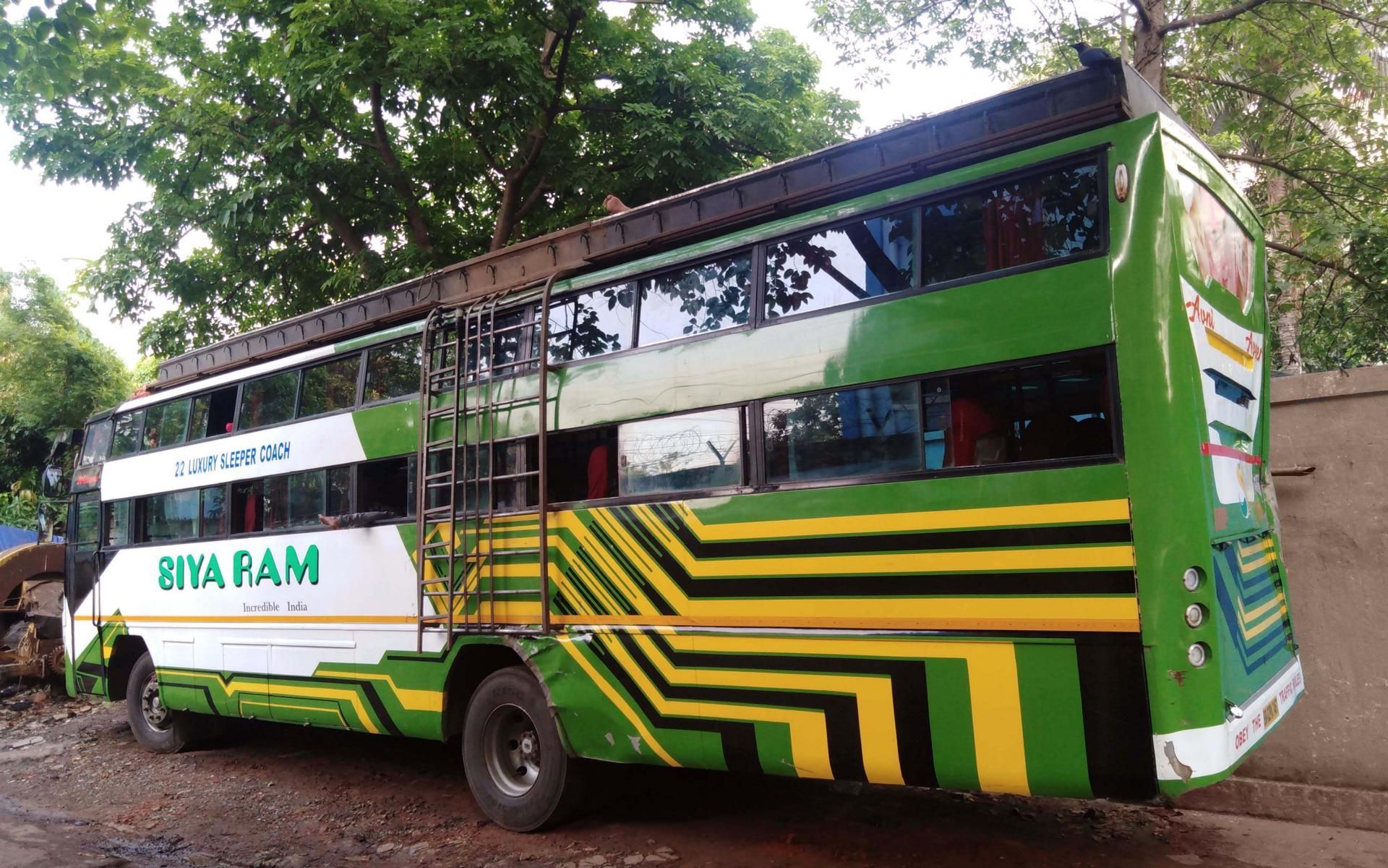 indischer Reisebus mit deformiertem Heck