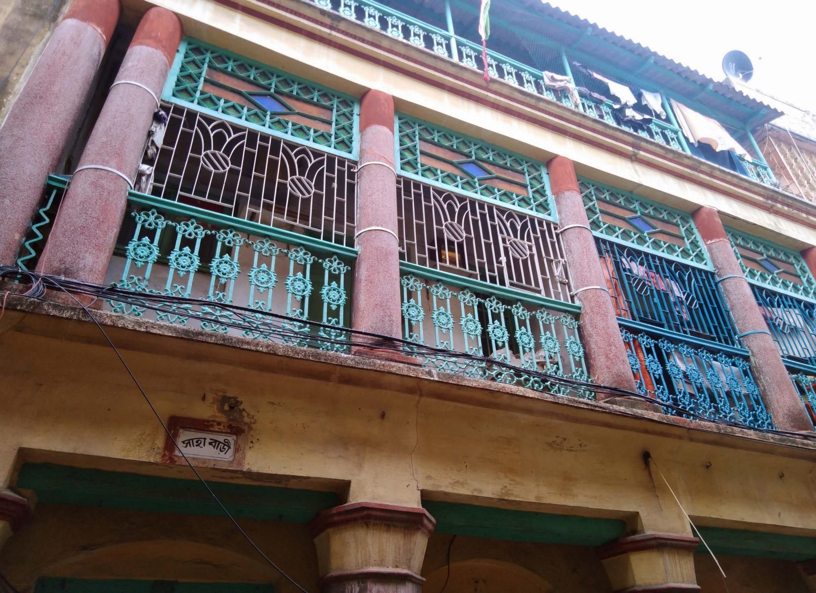 schön gestaltete und bemalte Fenstergitter in Kalkutta