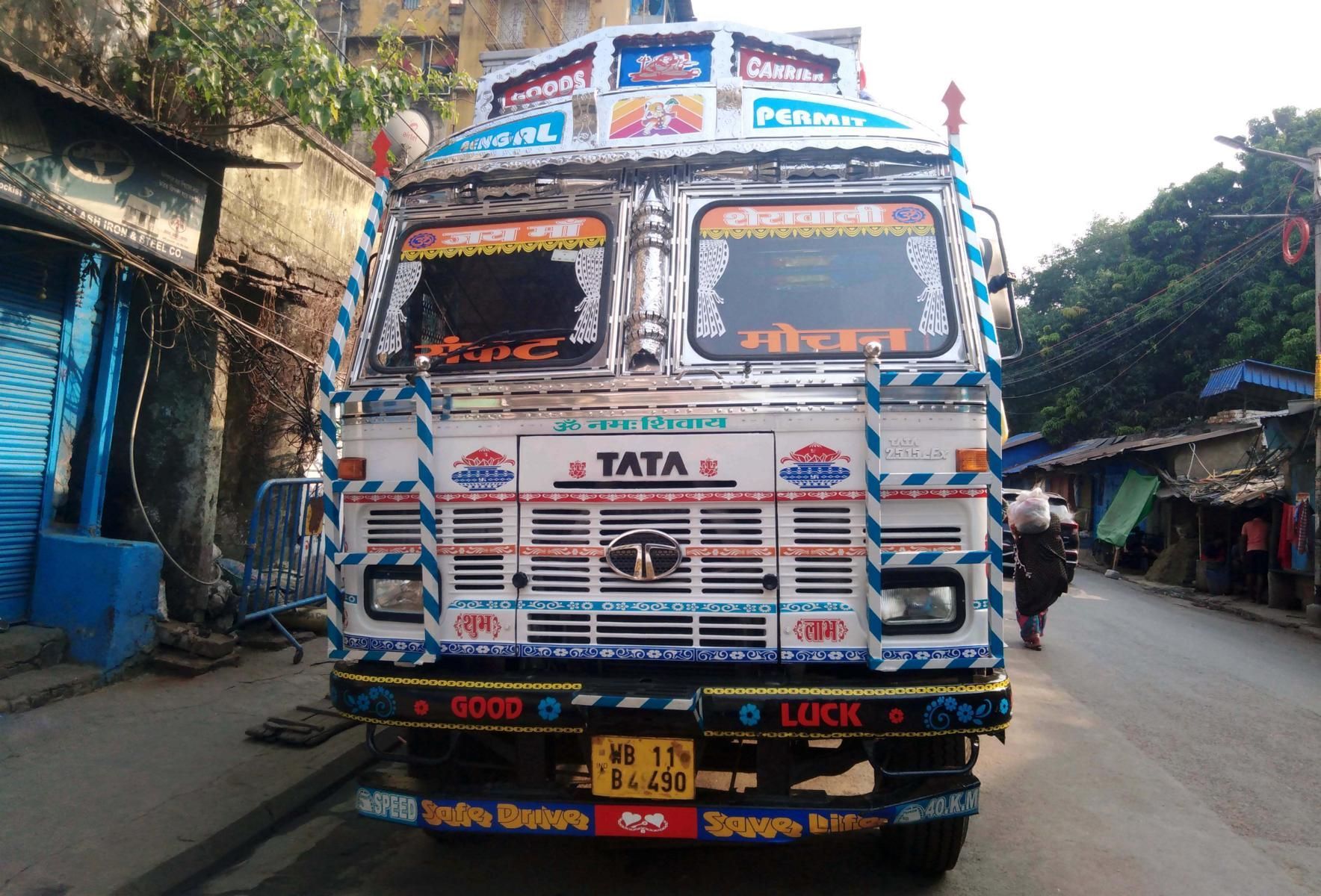 Frontansicht eines indischen LKW mit gestalteter Windschutzscheibe