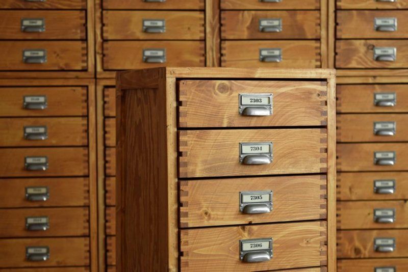 antiker Apothekerschrank mit Schubladen aus Vollholz