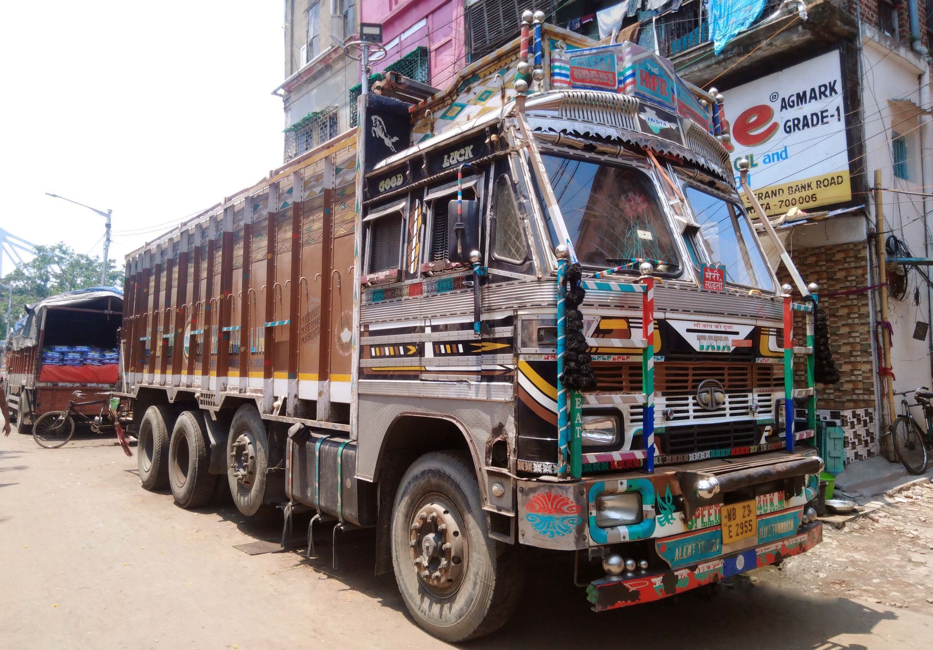 schwerer indischer LKW mit geteilter Frontscheibe in Kalkutta