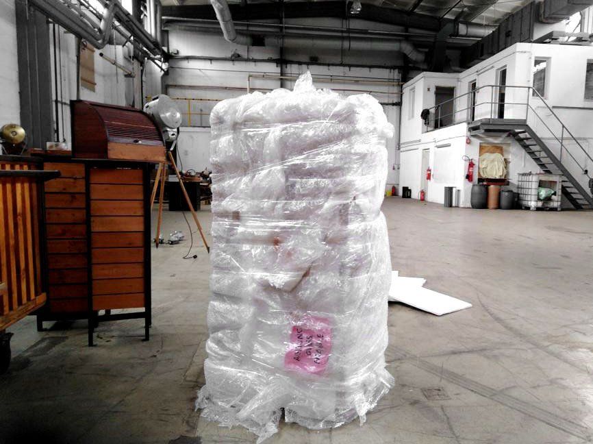 Schubladenschrank Antik in Vorbereitung auf einen internationalen Transport nach Französisch Polynesien