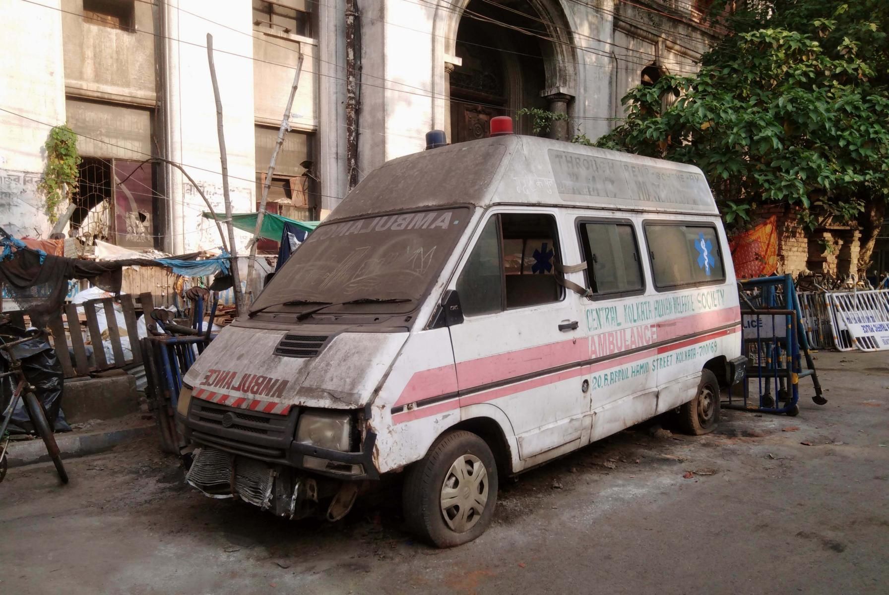 verlassener Krankenwagen vor einem Lost Place in Kalkutta