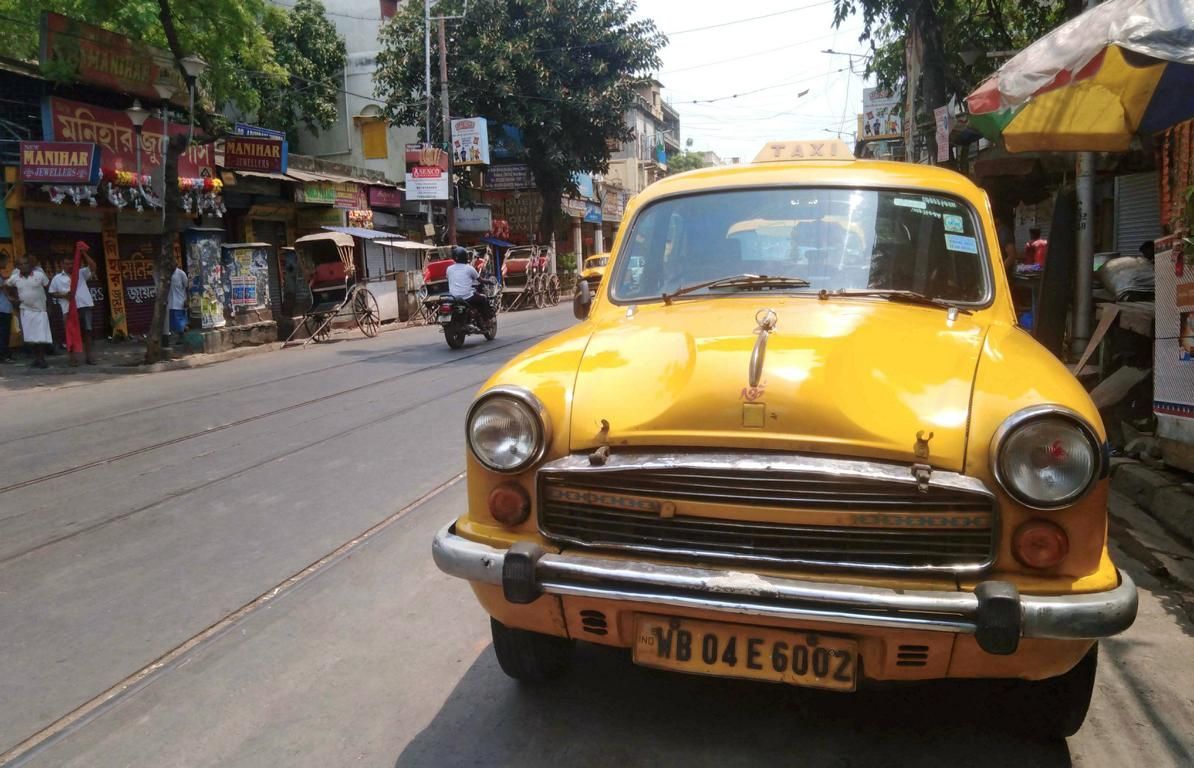 Font- Ansicht gelbes Taxi in Kalkutta 