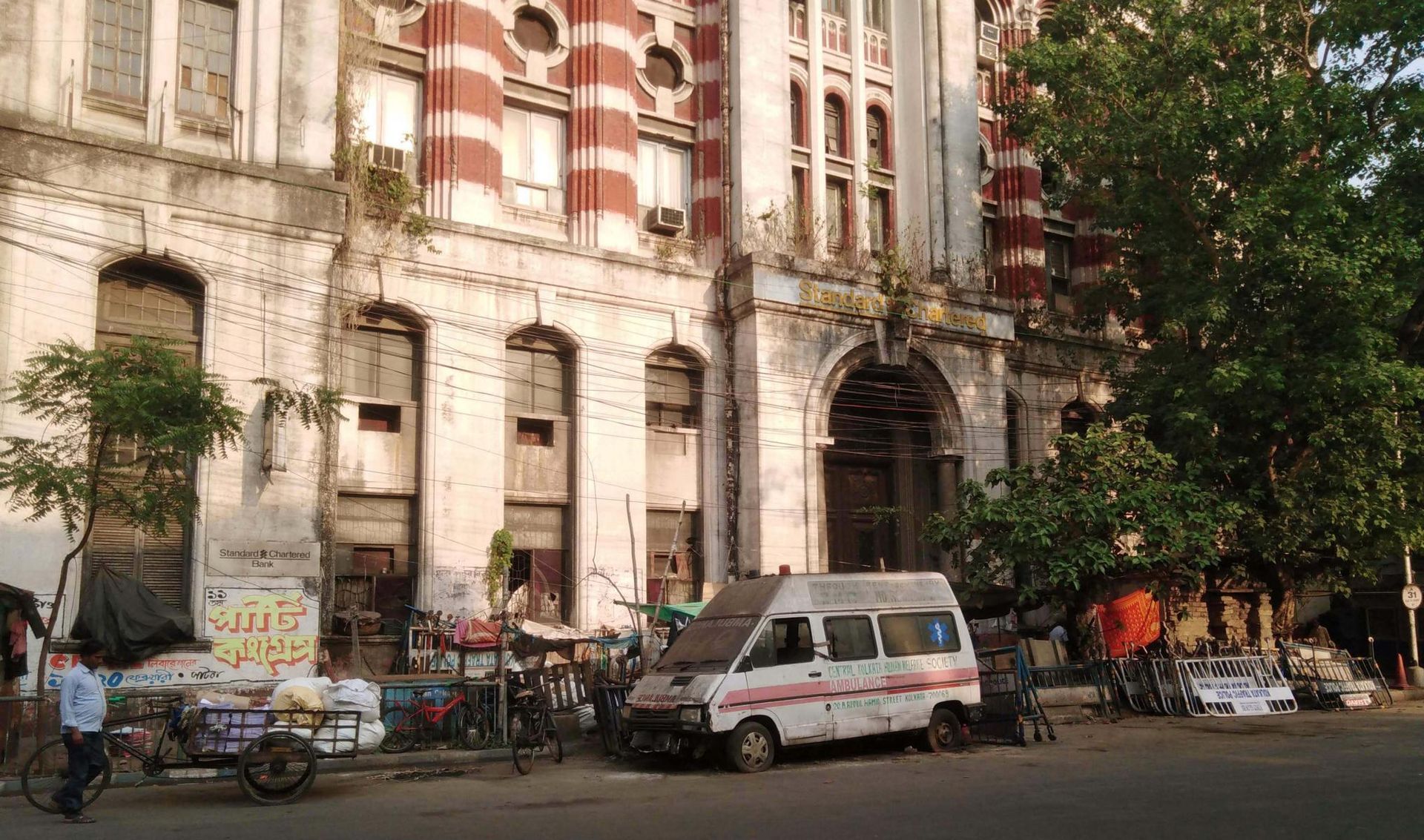 Straße vor dem Eingang der Standard Chartered Bank in Kalkutta.