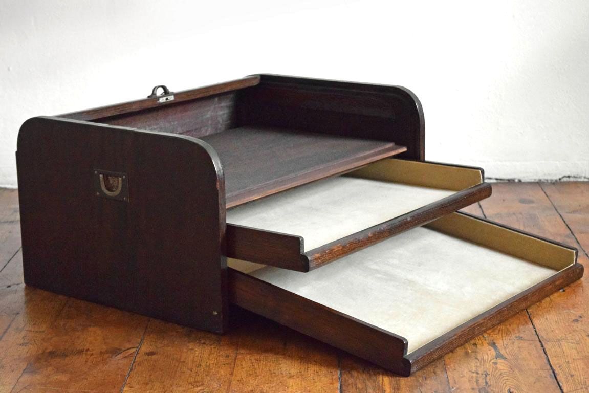 geöffneter Rollladenschrank zur Ablage dünner Sammelmappen.