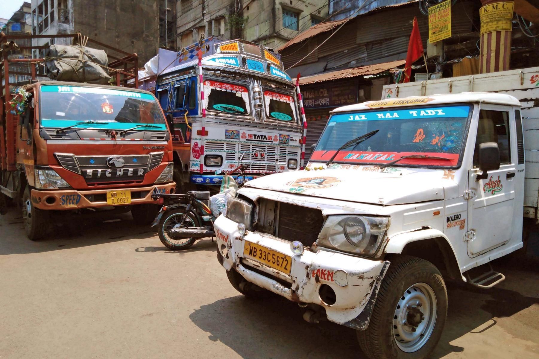 drei indische LKW am Burrabazar in Kalkutta