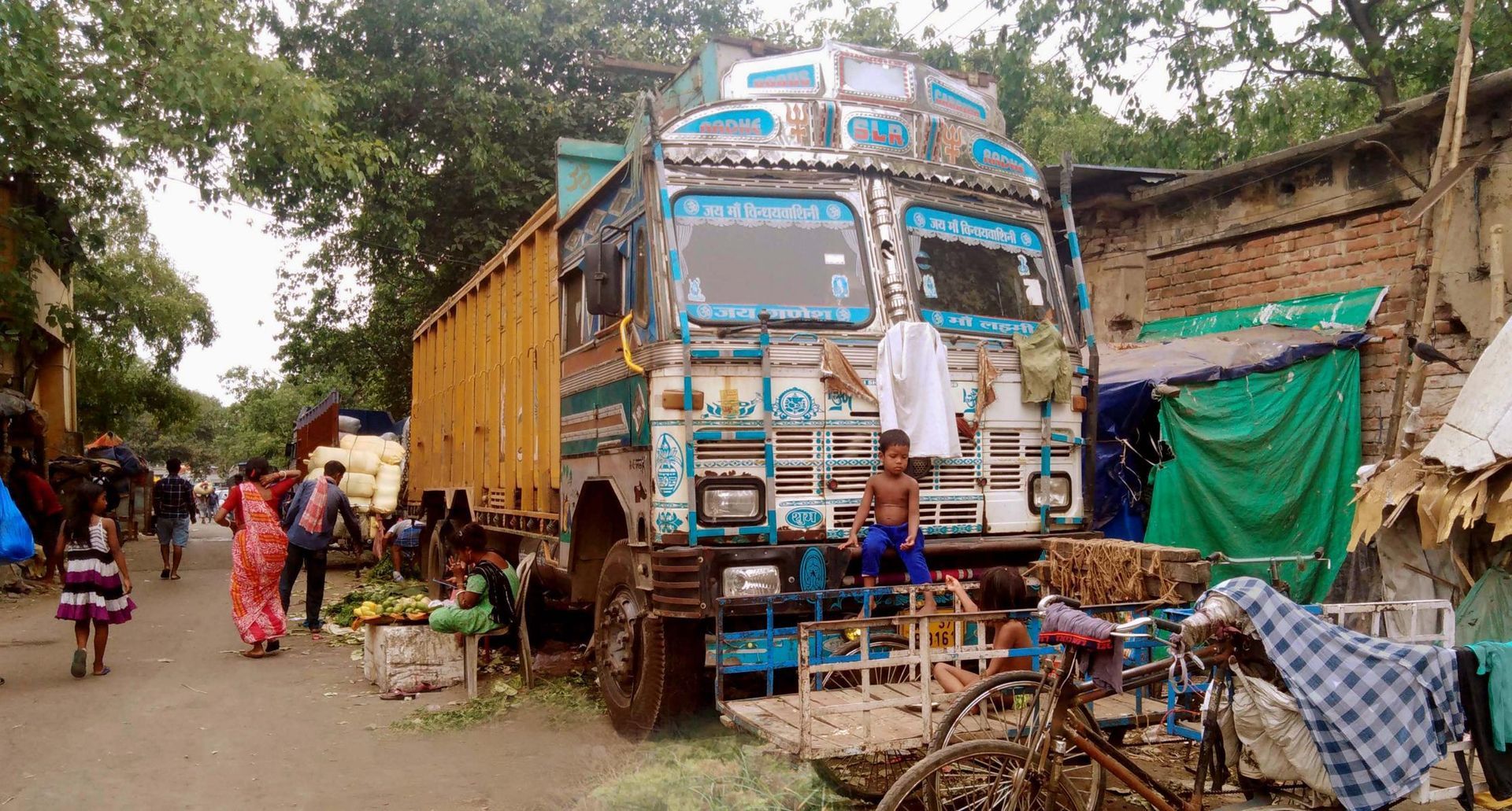 großer indischer LKW am Blumenmarkt in Kalkutta