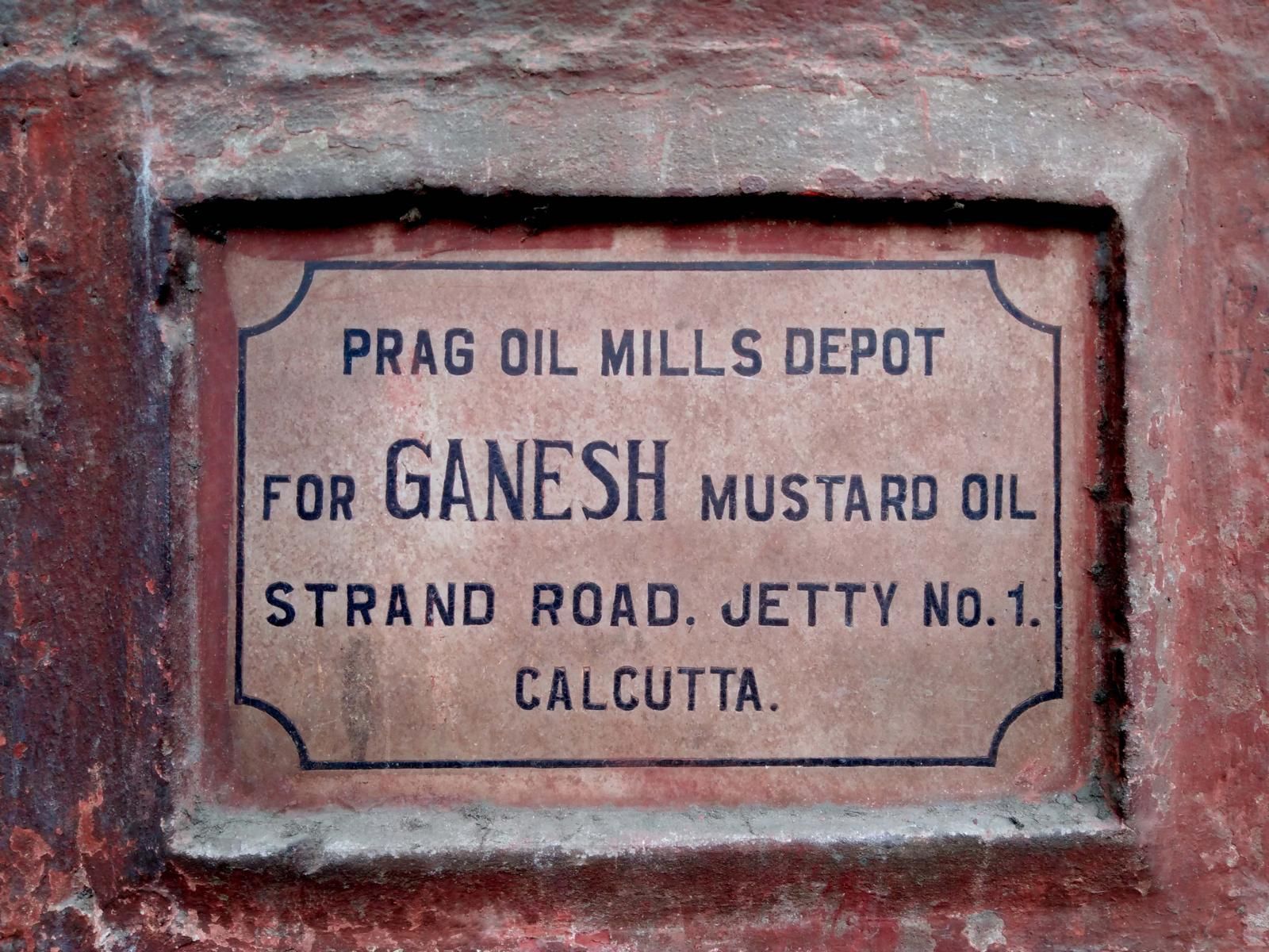 steinernes Firmenschild einer Handelsfirma in Kalkutta Burrabazar