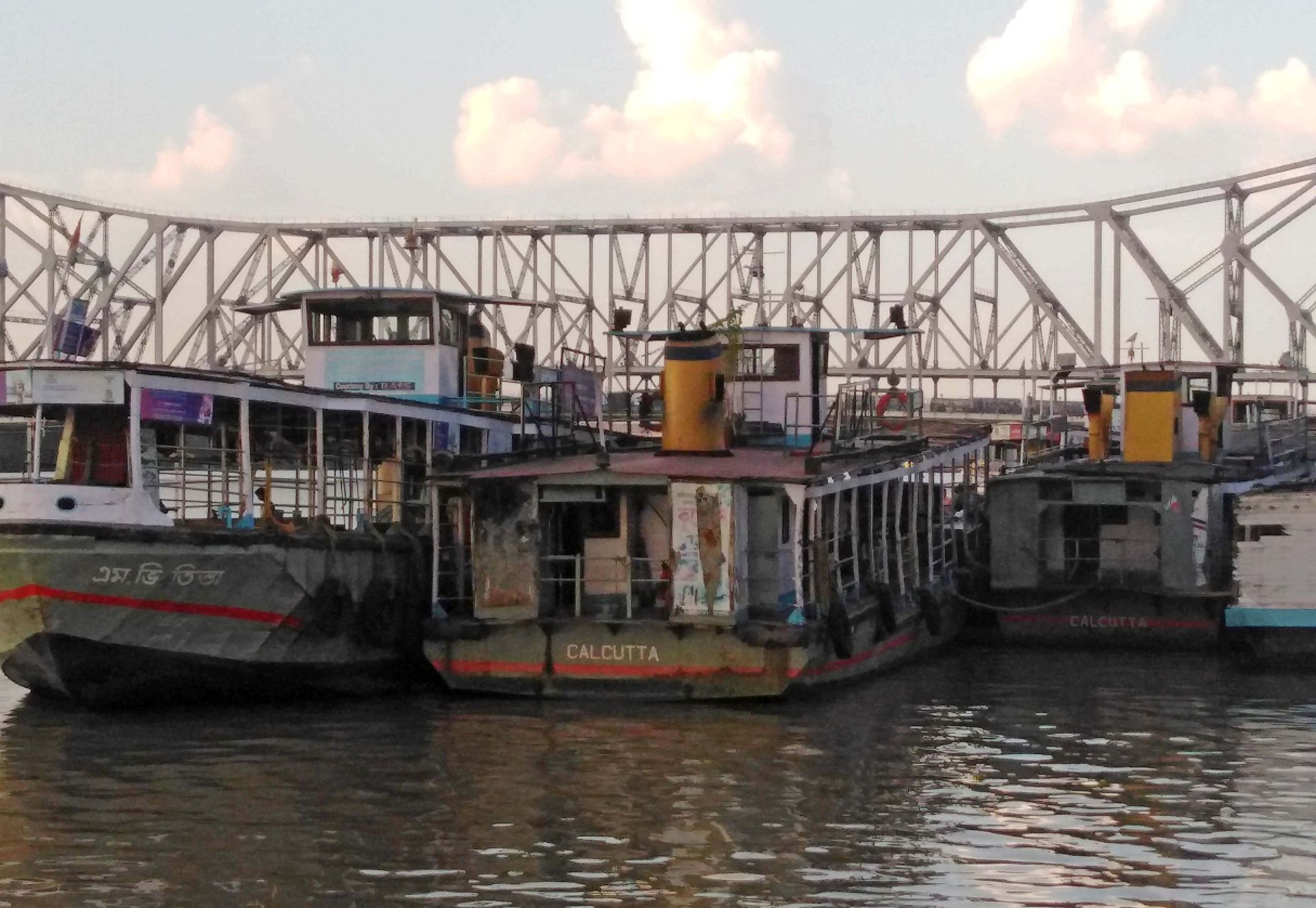 Flussfähren auf dem Ganges in Kalkutta Howrah-Brücke im Hintergrund