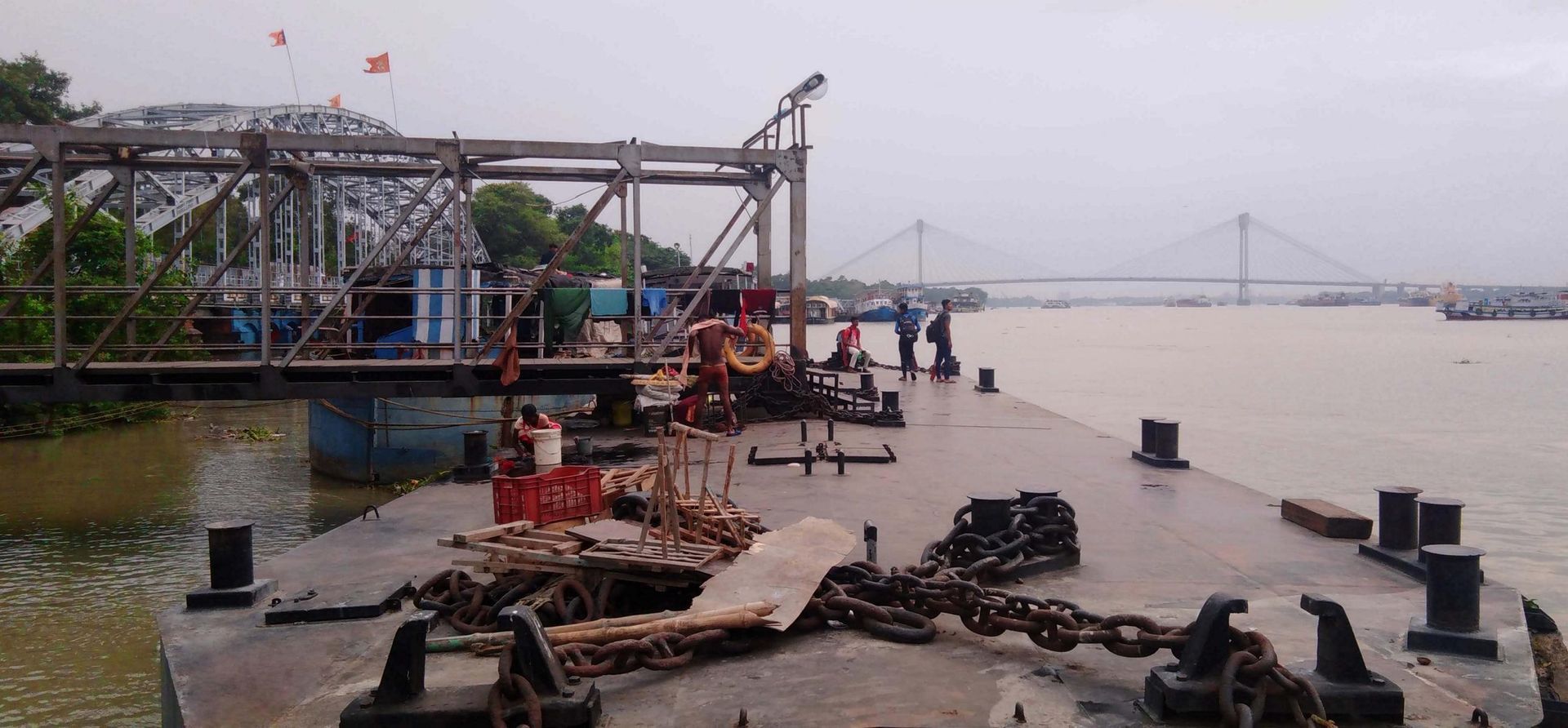 Second Hooghly Bridge in Kalkutta, im Vordergrund ein Fähranleger 