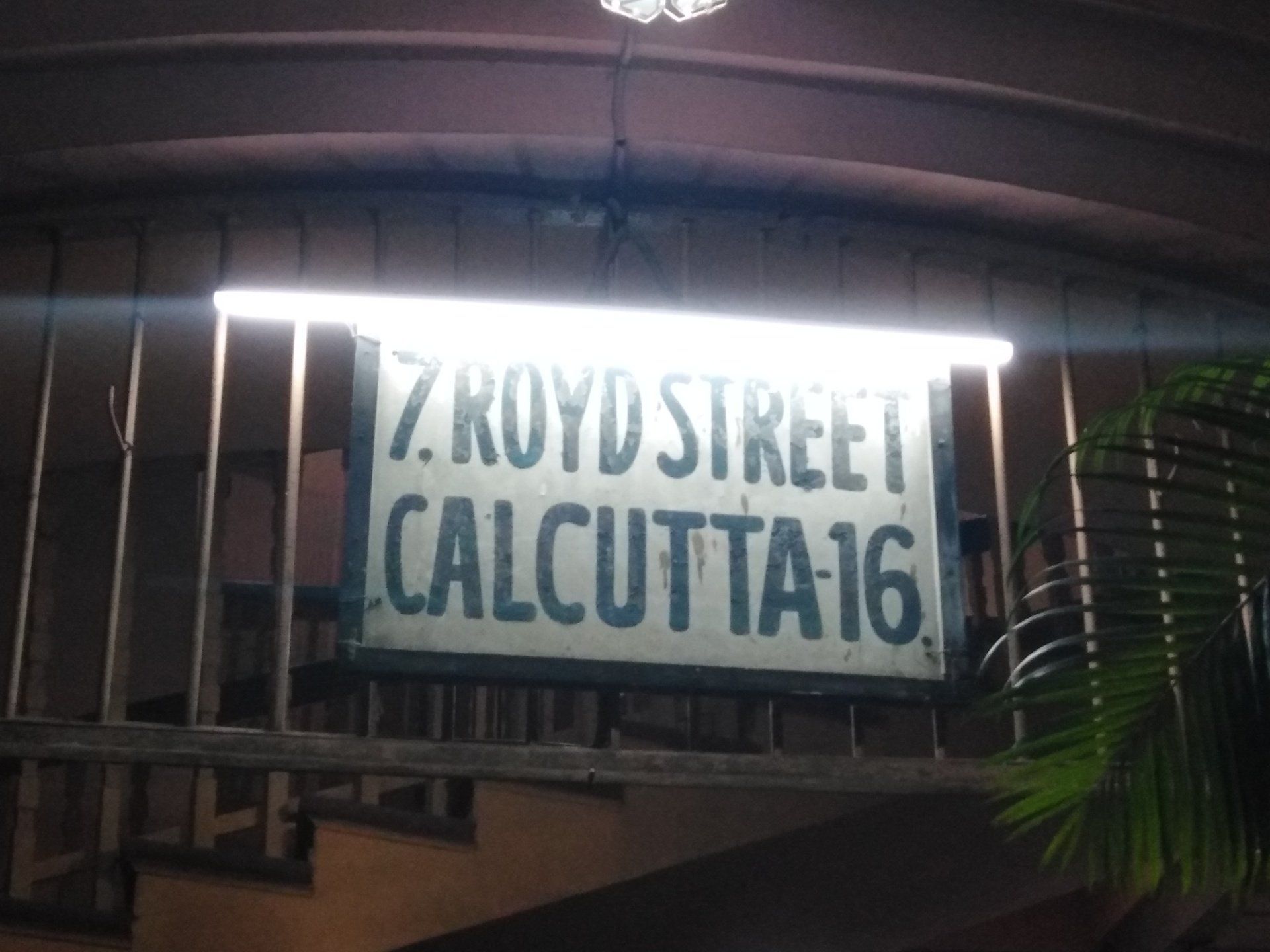 handgemaltes Hausnummernschild 7 Royd Street Calcutta 16 Sunflower Guesthouse
