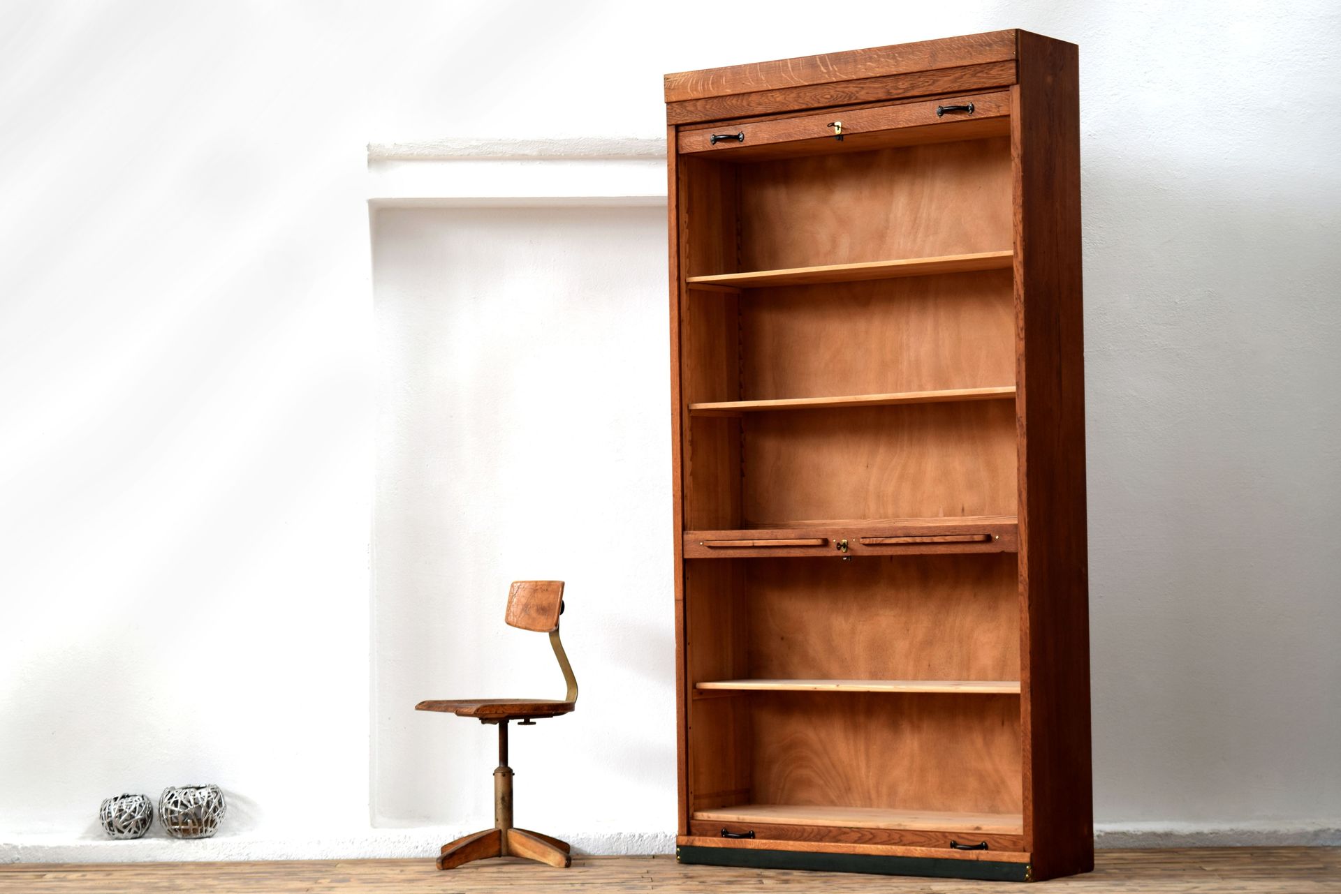 geöffneter Aktenschrank (Rollladenschrank) mit fünf Einlegeböden