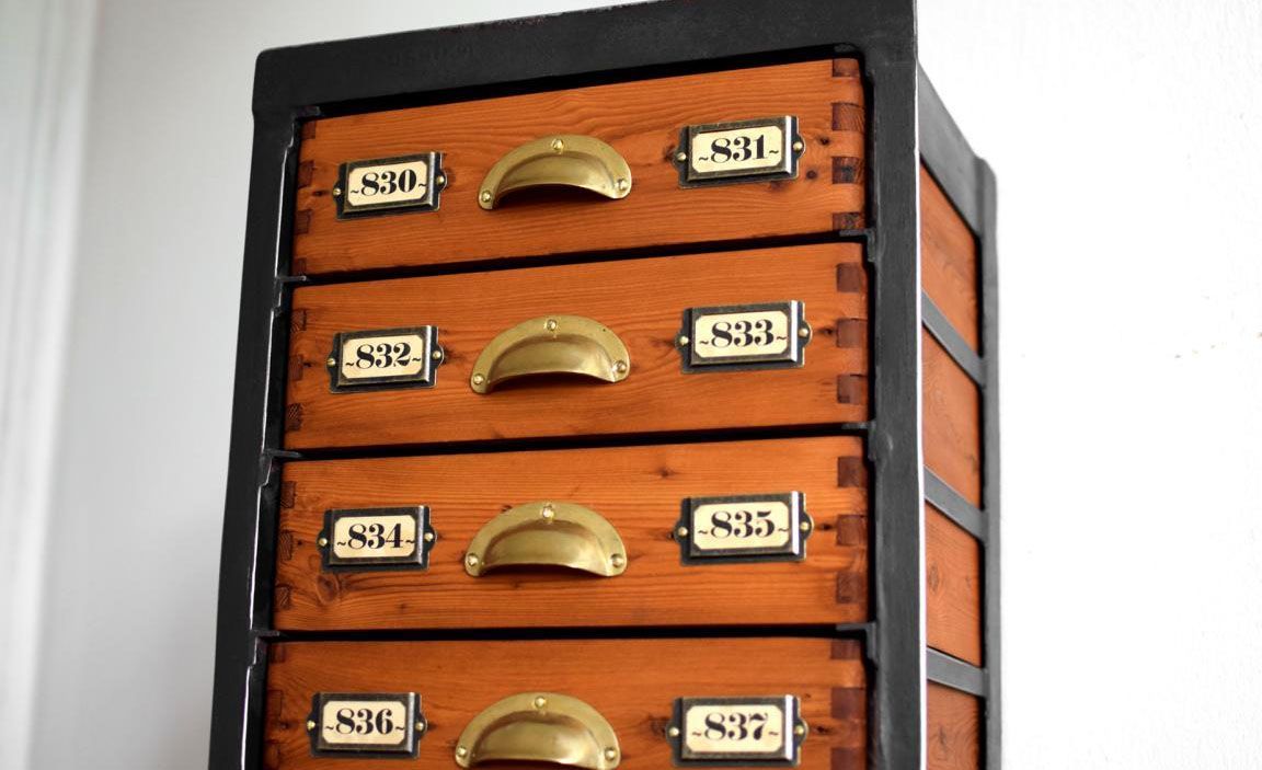 maschinelle Produktion verringerte die Herstellungskosten für den antiken Schubladenschrank