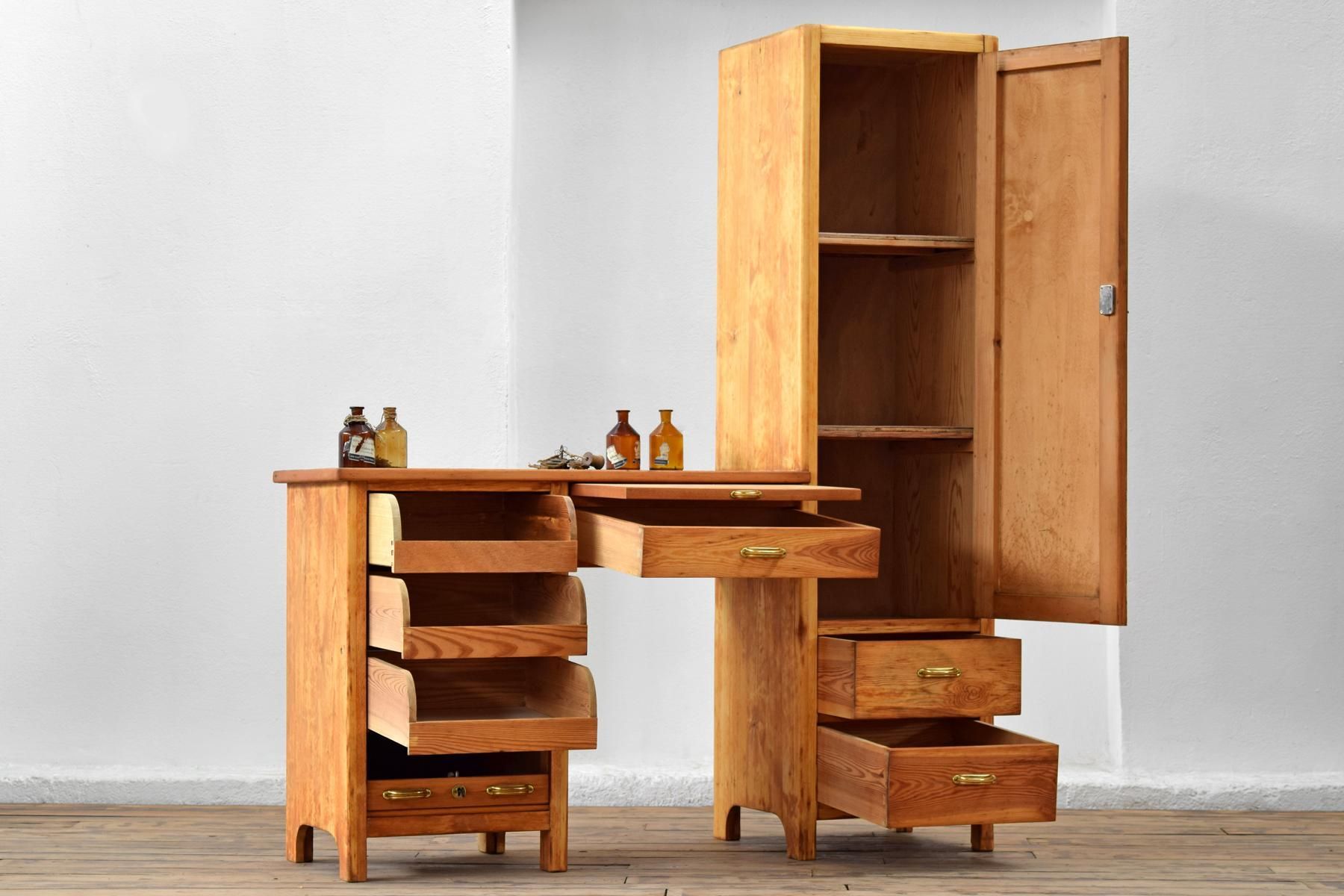 Kombinationsmöbel aus Schrank, Rollladenschrank und Schubladenschrank