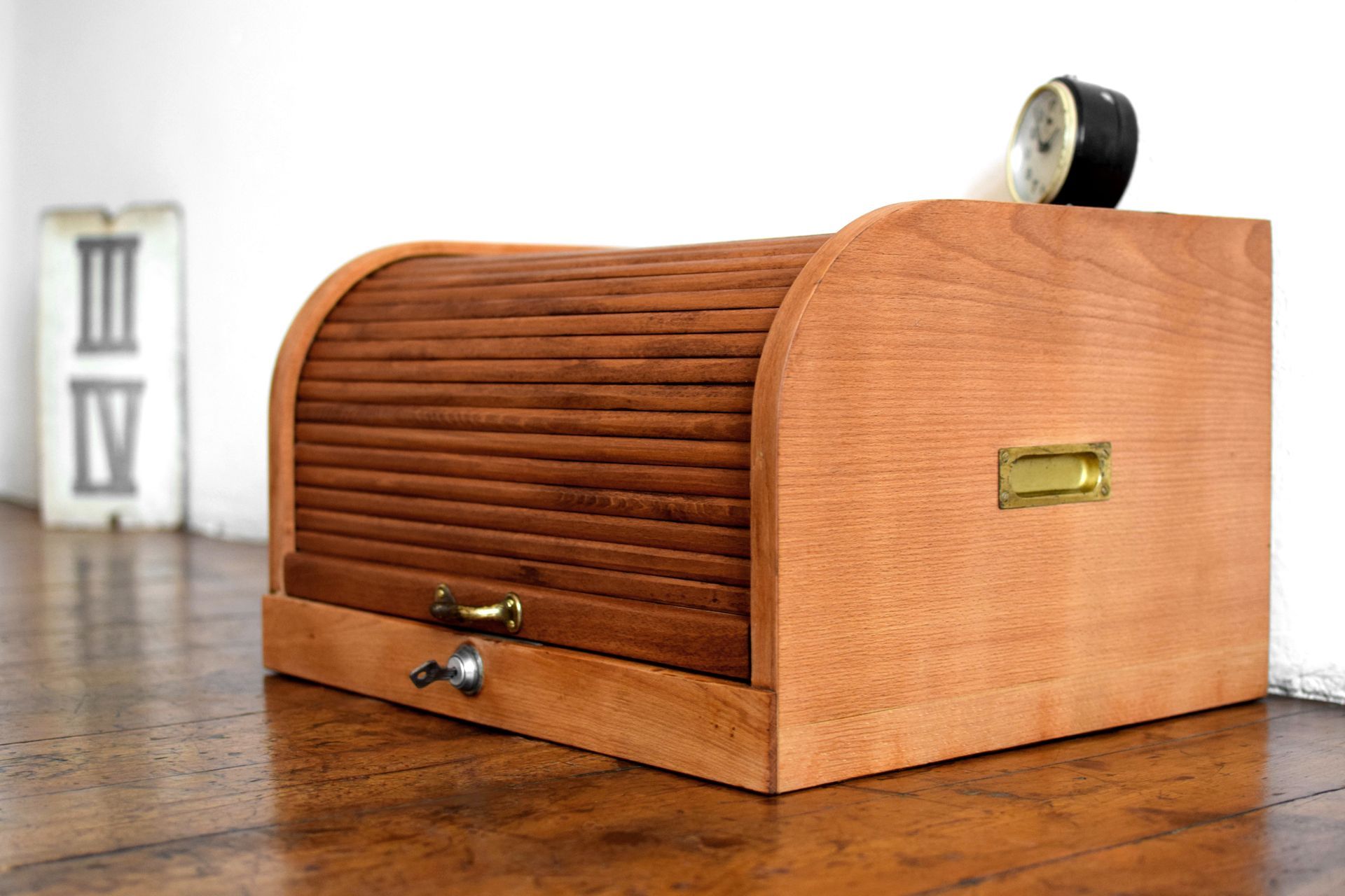 heller antiker Rollladenschrank, Tischaufsatz