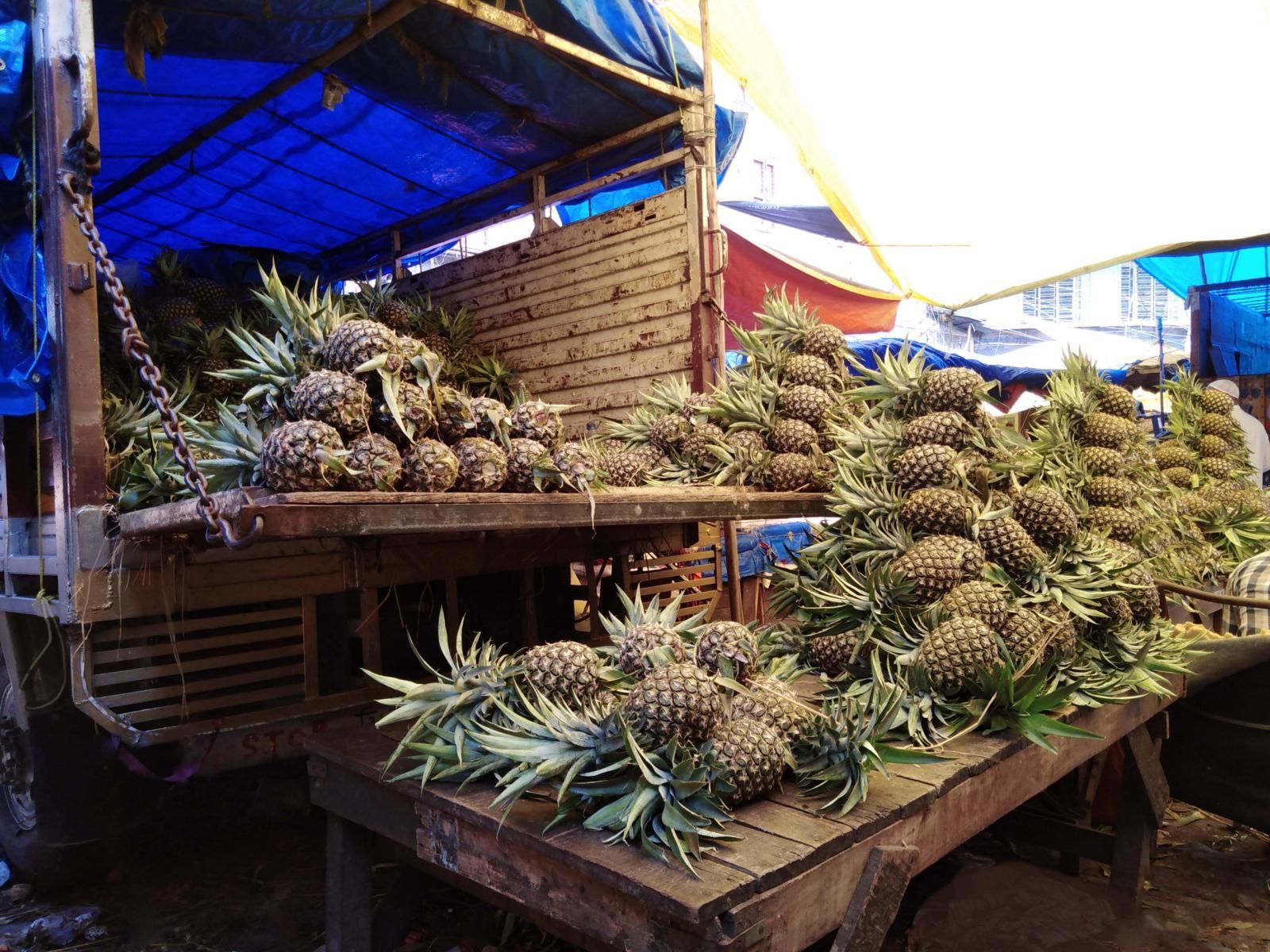 Ananas Früchte werden auf dem Fruchtmarkt in Kalkutta umgeladen