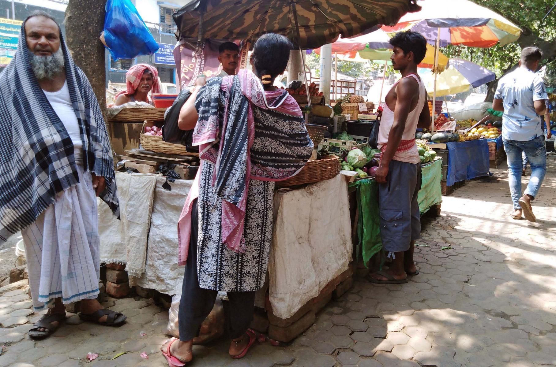 Menschen um einen Marktstand in Kalkutta