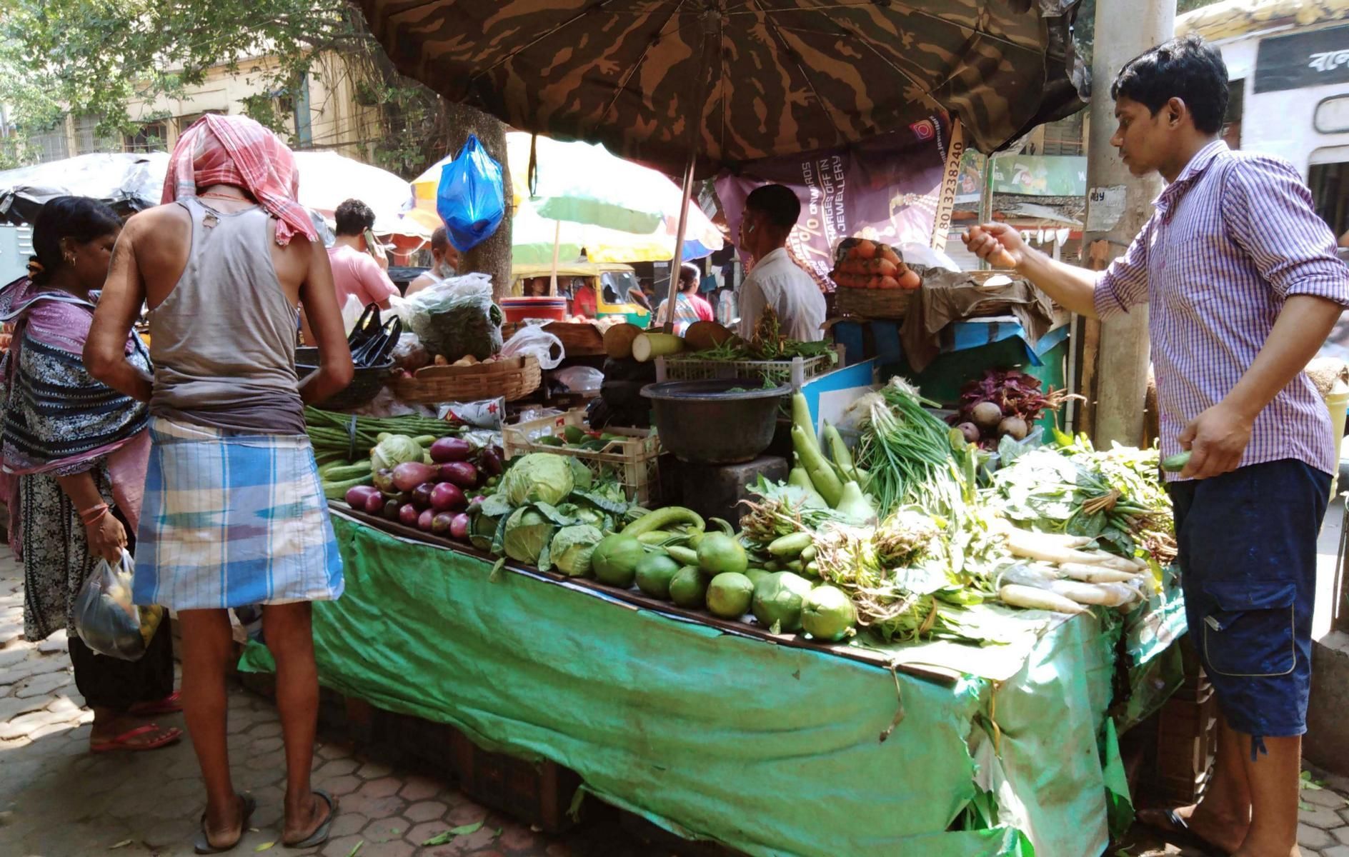 Menschen an einem Marktstand in Kalkutta