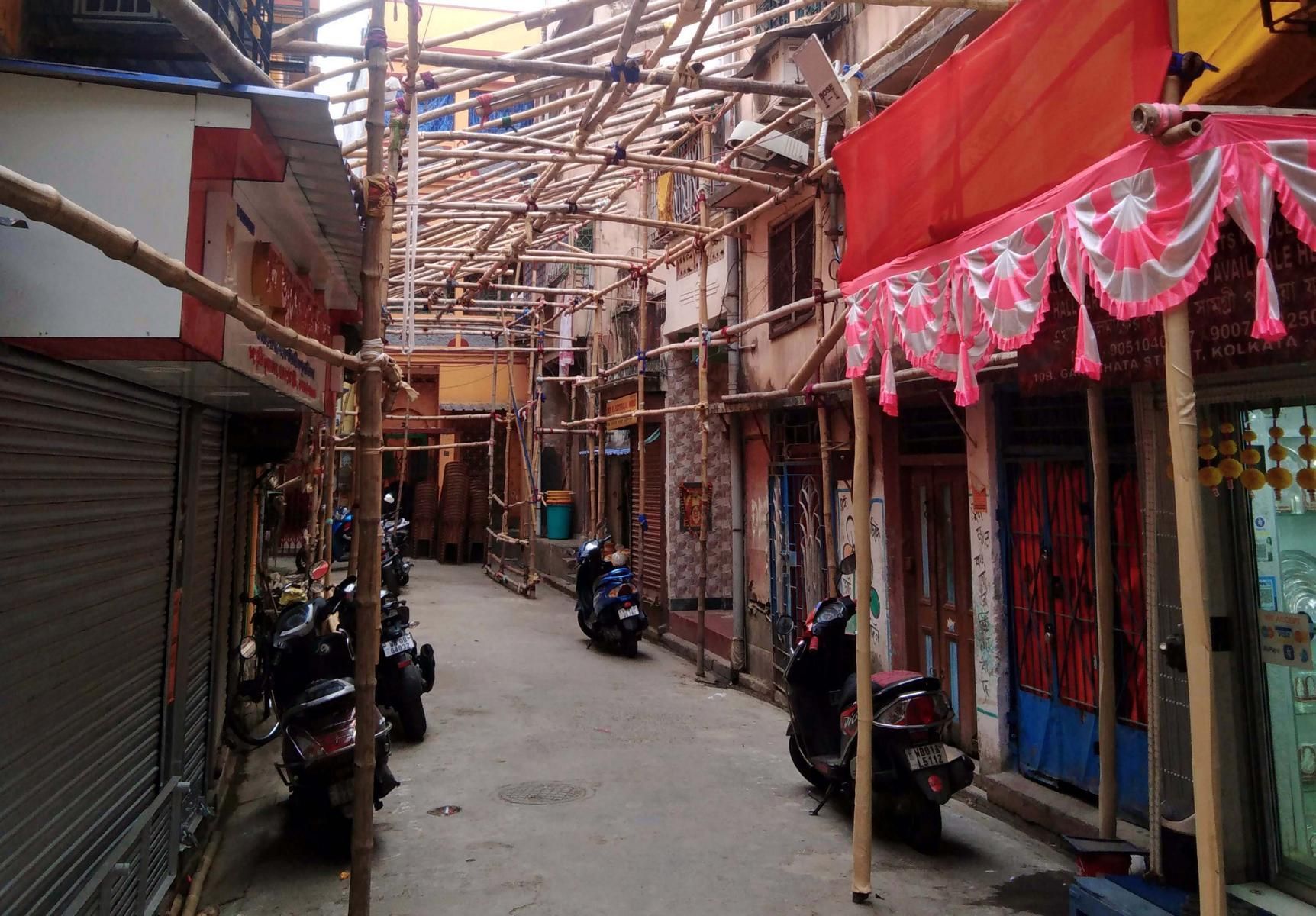 Aufbau einer Festhalle zwischen den Häusern einer Gasse in Sonagachi