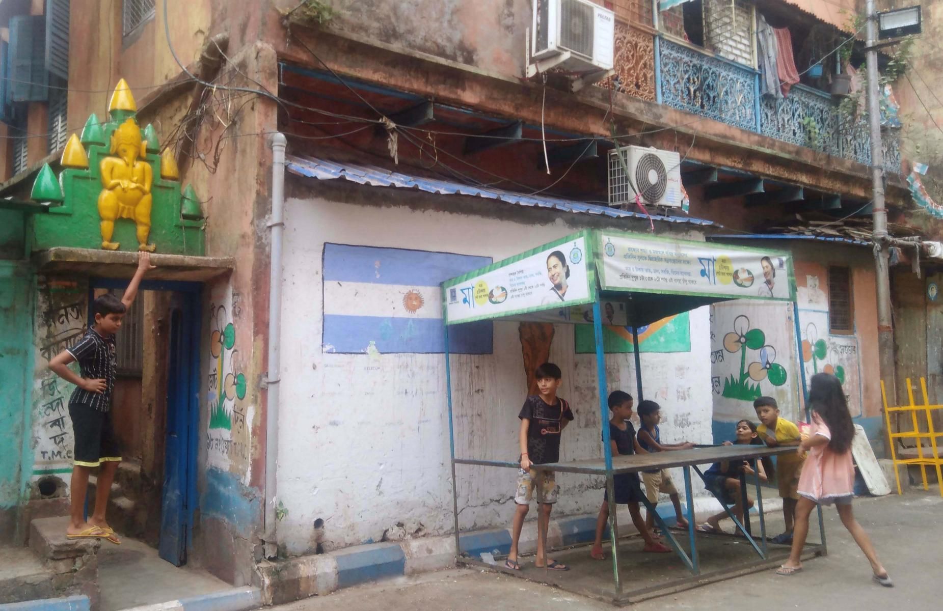 Gruppe von Kindern unter einem Unterstand in Sonagachi