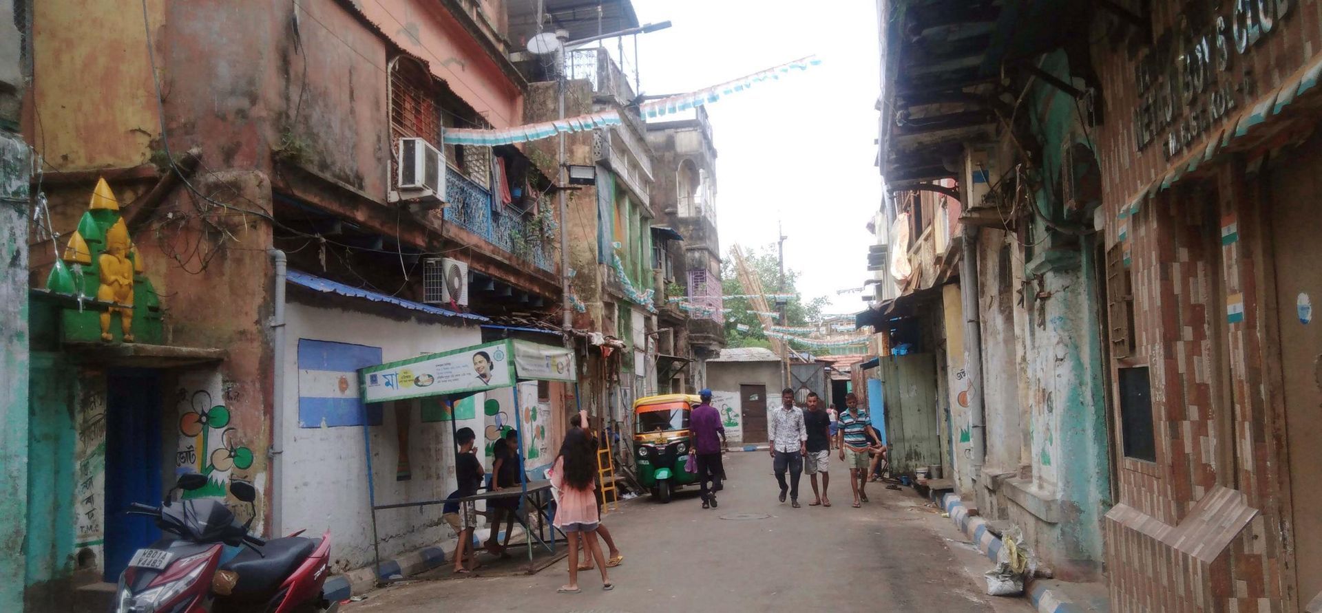Kinder spielen in einer Gasse Sonagachis in Kalkutta