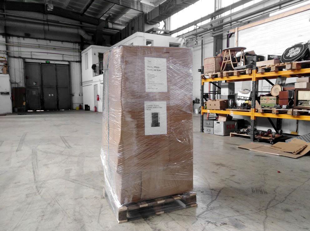 verpackter Schubladenschrank auf einer Palette, fertig zum Transport nach Übersee