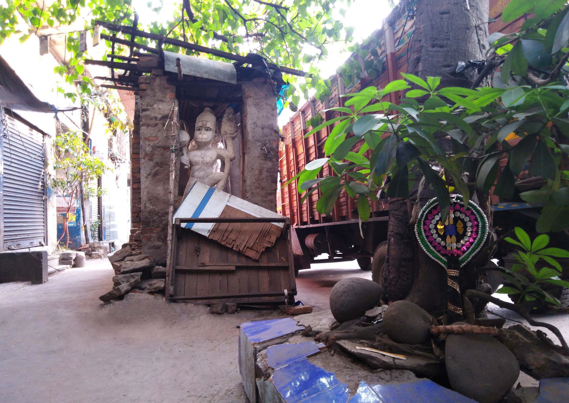 kleiner Straßentempel von Obdachlosen in Kalkutta in Dalhousie Square