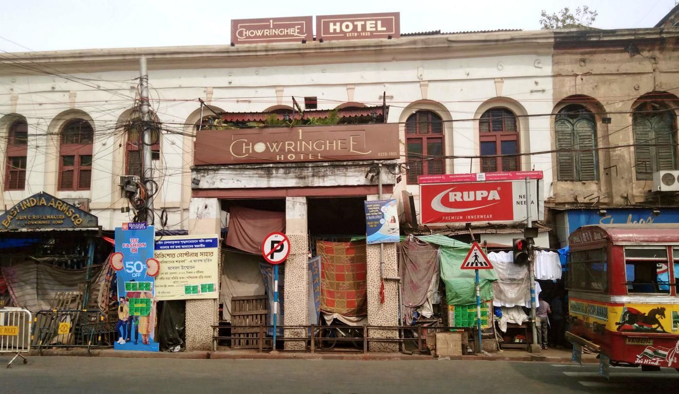 Blick auf das Chowringhee Hotel in Kalkutta, der Eingang ist mit Tüchern verhangen