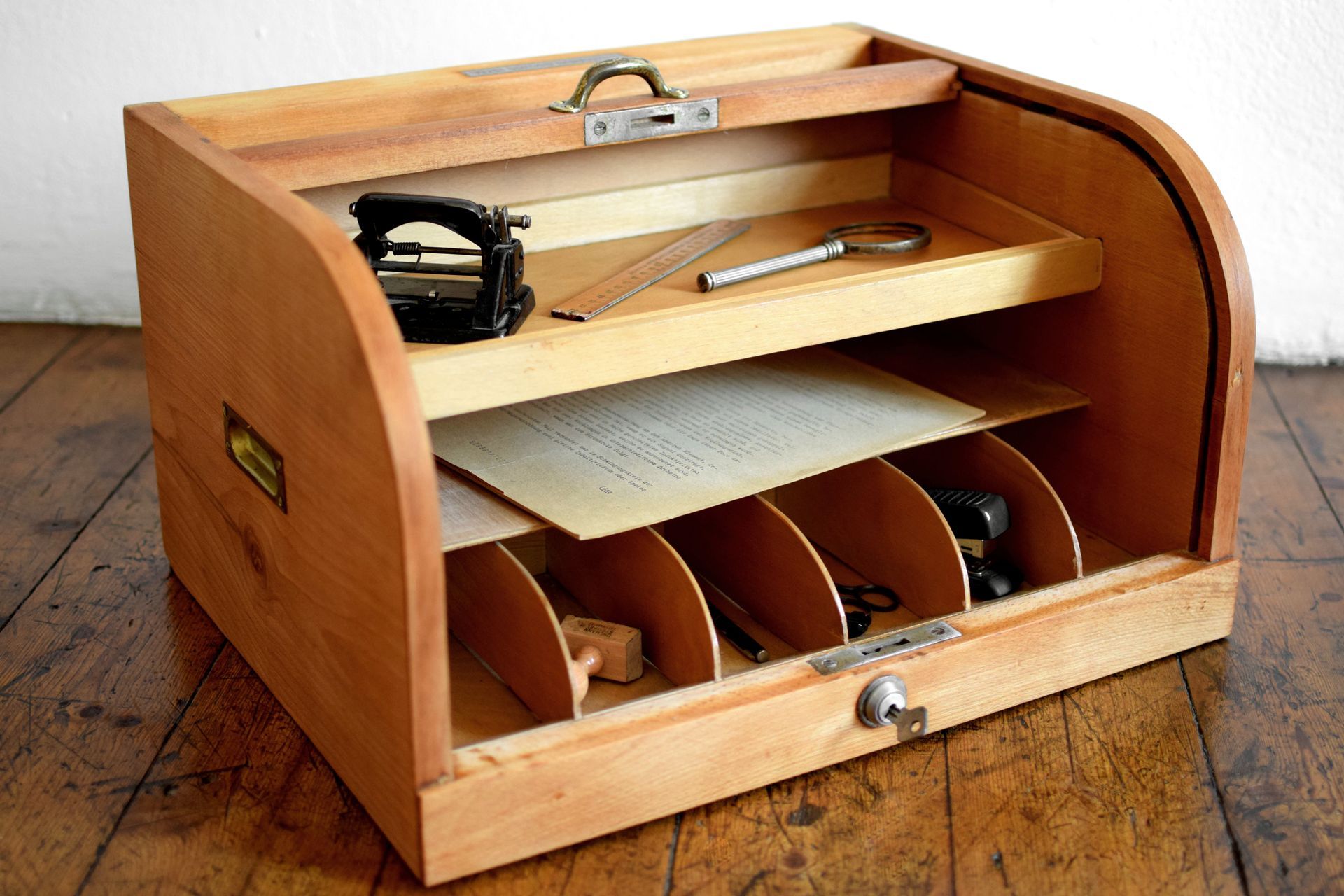 Antiker Rollladenschrank zur Lagerung von Büromaterial