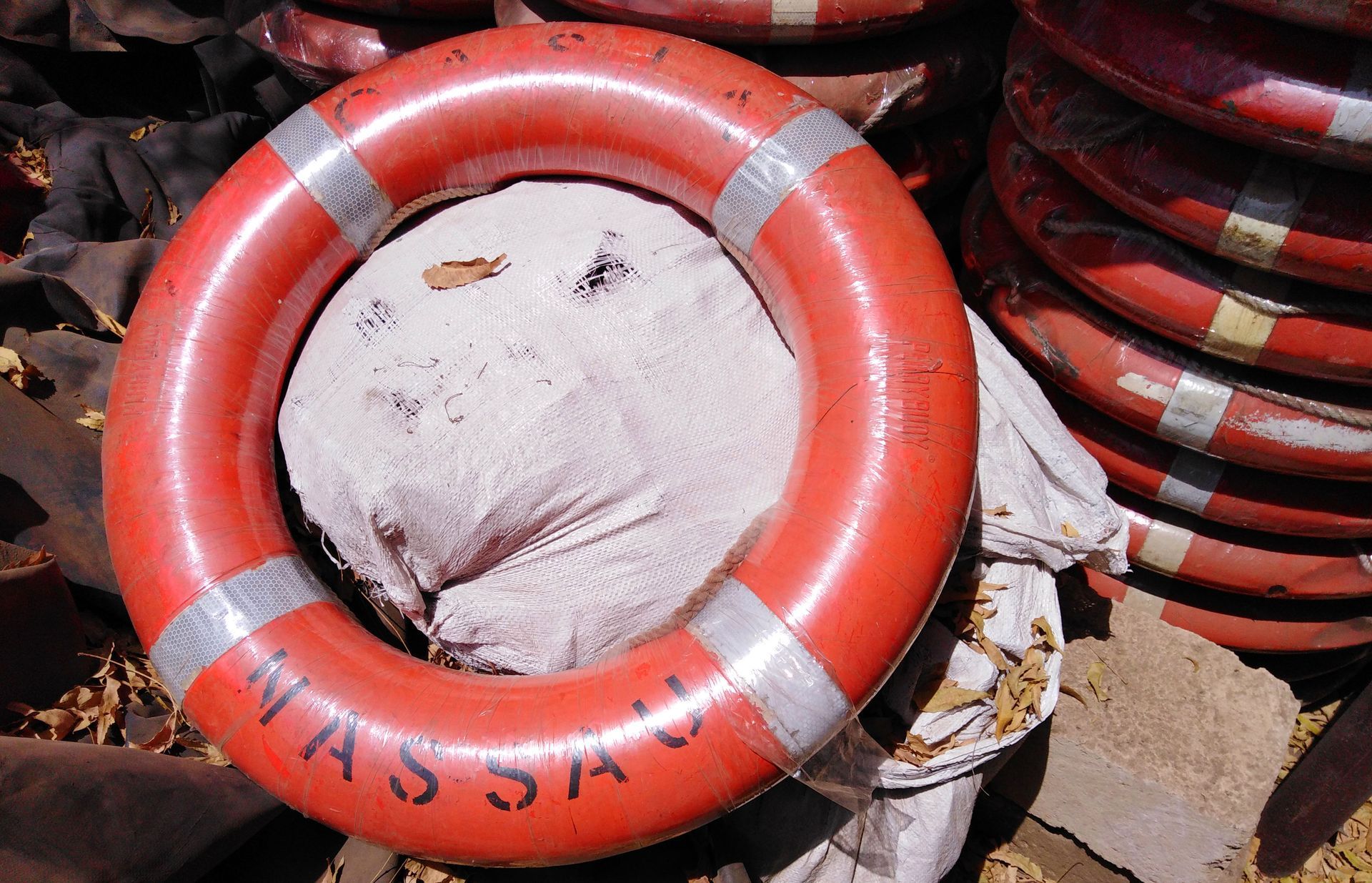 Rettungsringe sind oft mit Panama oder Nassau (Bahamas) gemarkt