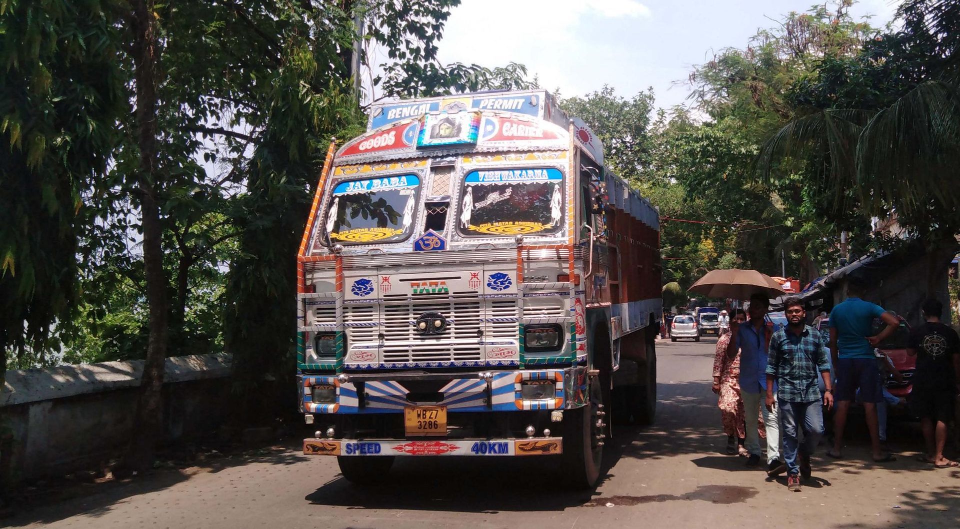 LKW auf dem Weg zum Burrabazar in Kalkutta