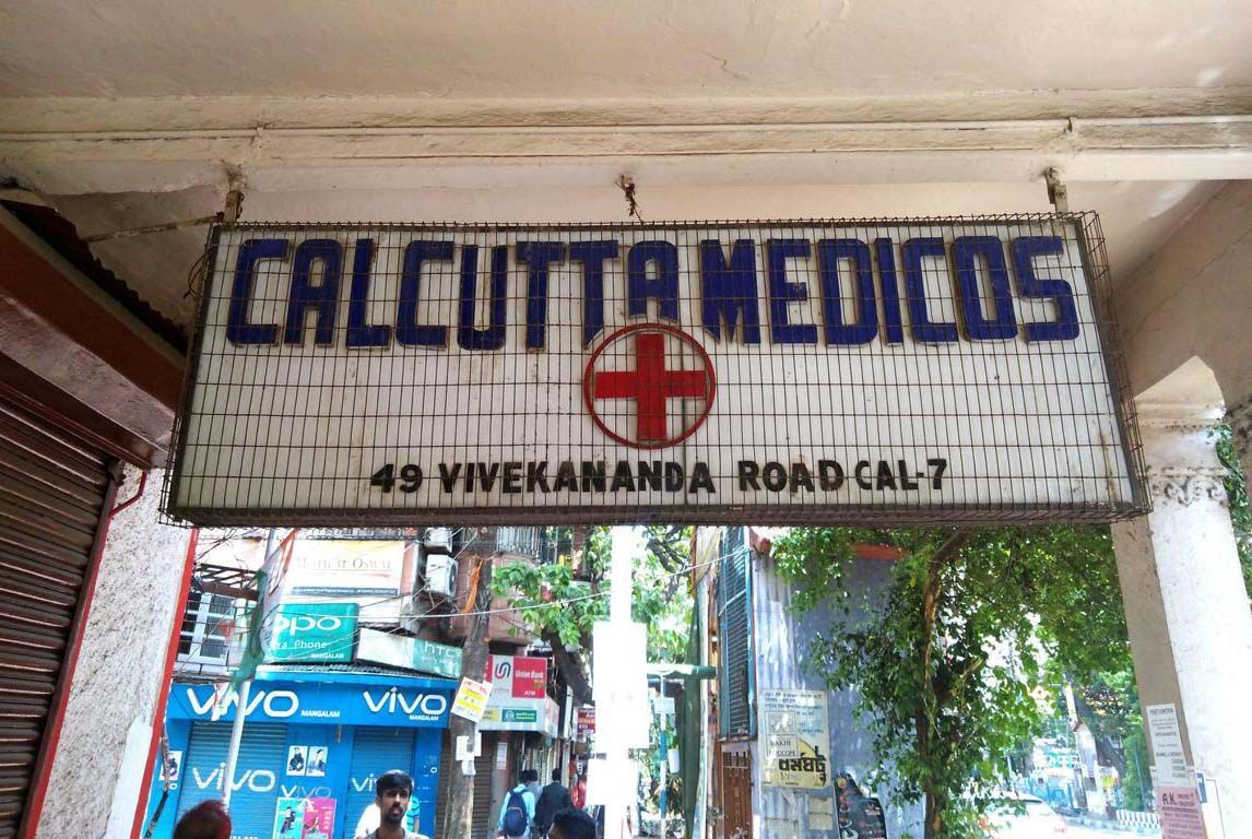 antiLeuchtreklamekasten, beschriftet mit Calcutta Medicos