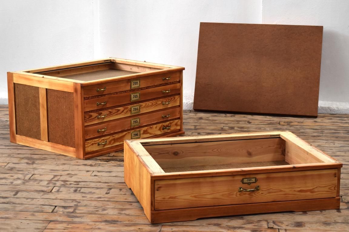 Einzelne Module von einem Zeichnungsschrank aus Holz