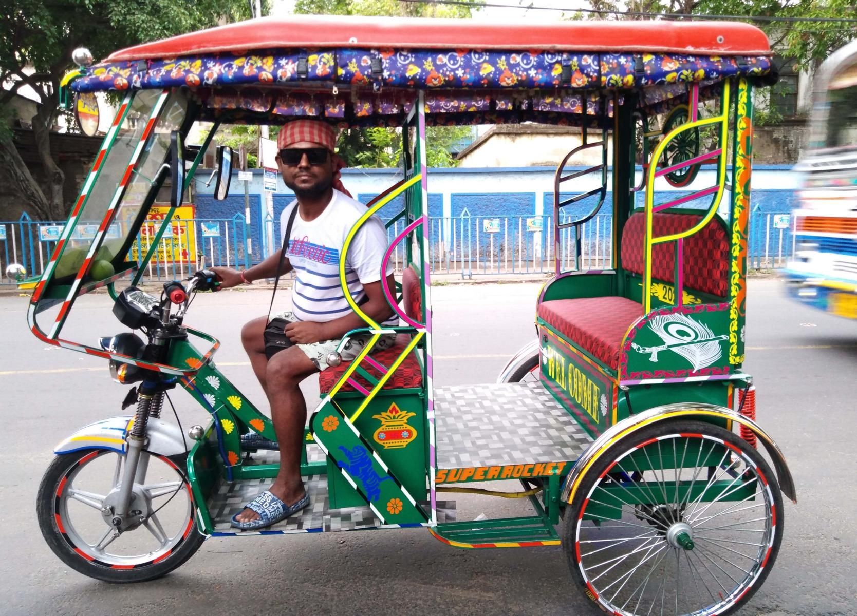 detailreich gestaltetes Taxi mit Elektroantrieb in Kalkutta