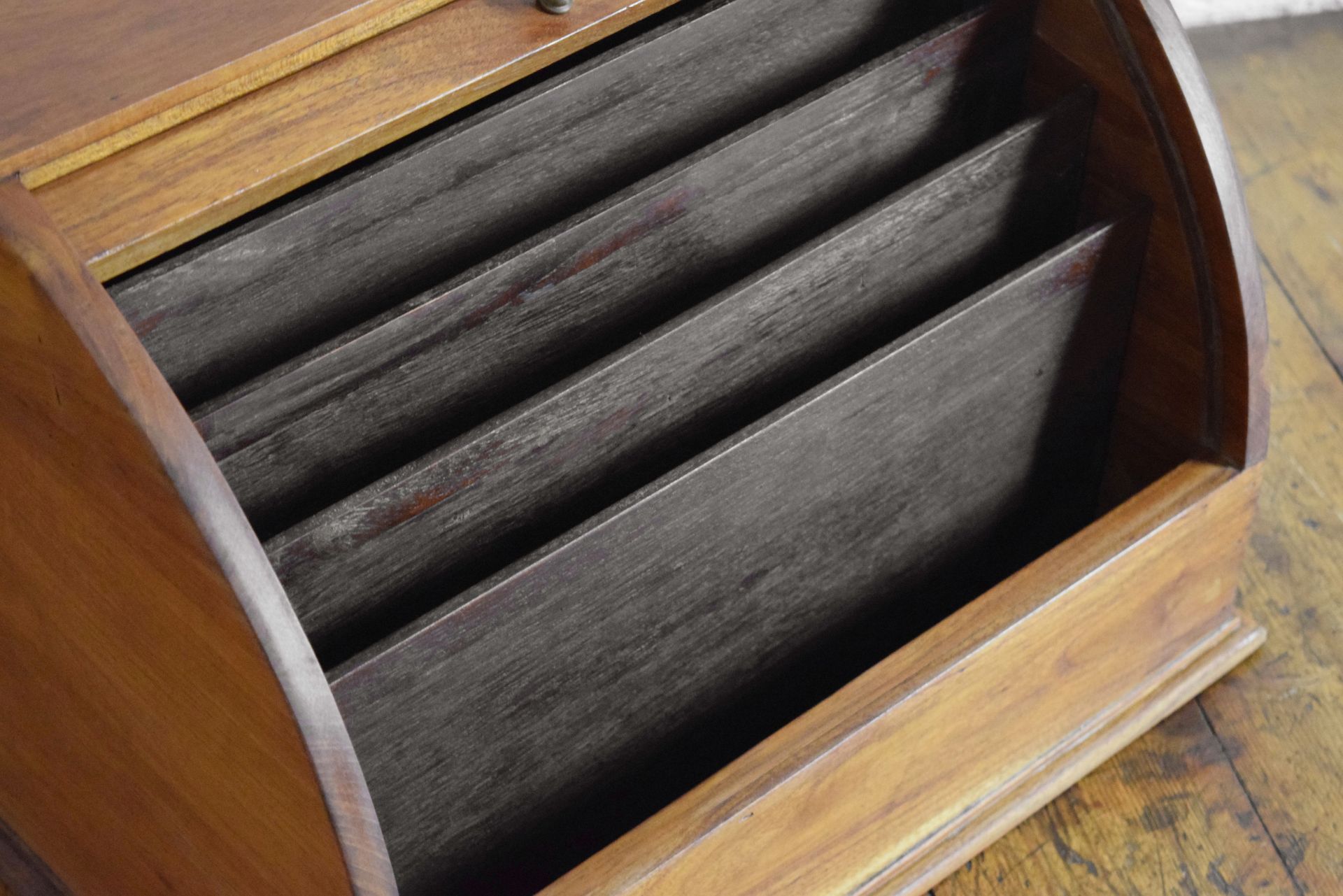 geöffneter Rollladenschrank aus Holz zur Hochkant- Lagerung von Papier