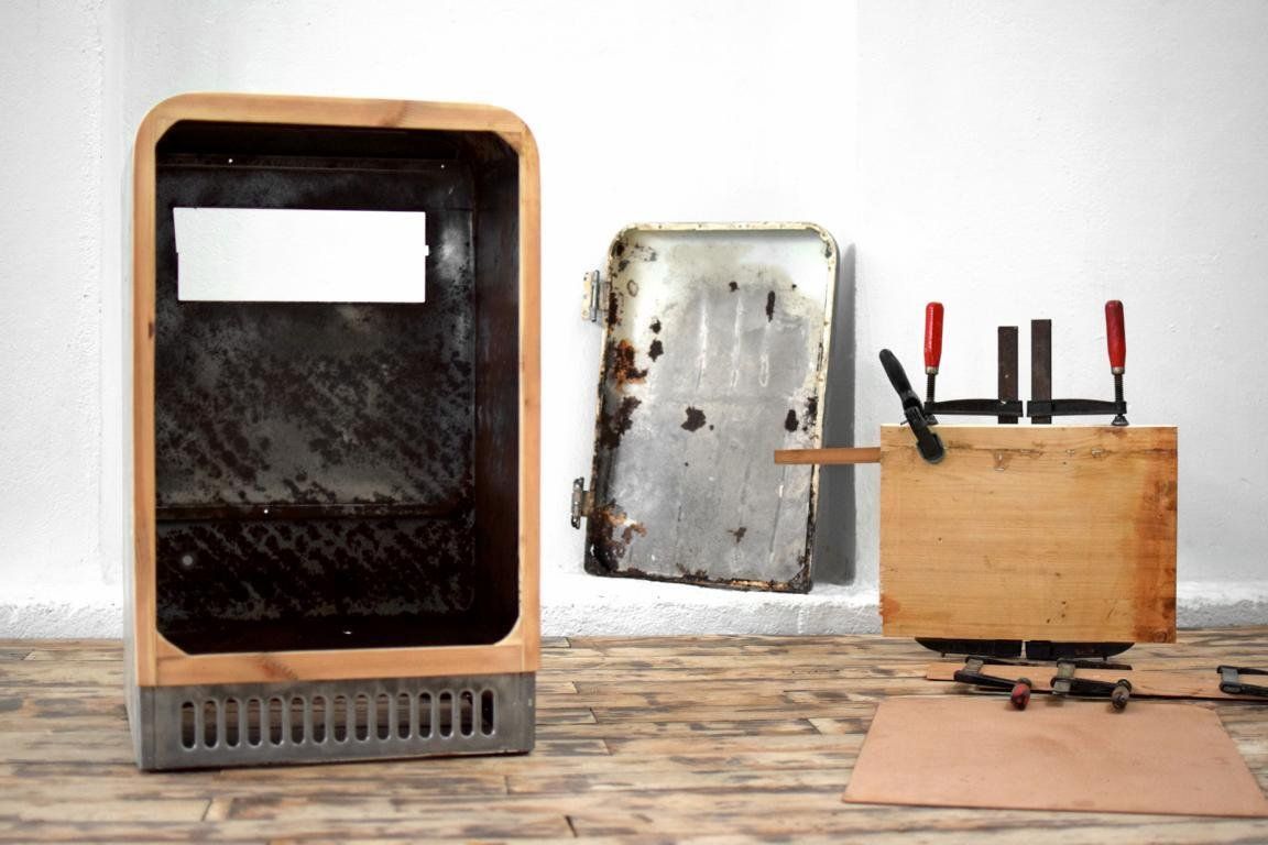 Inneneinbau eines DDR Kristall Kühlschrank aus Holz