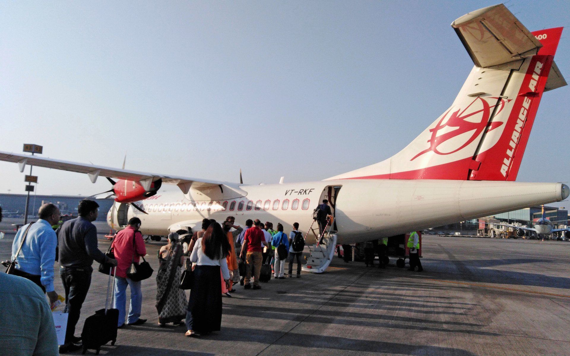 Boarding Flugzeug der Alliance Air Indien vor einem Flug von Mumbai nach Bhavnagar