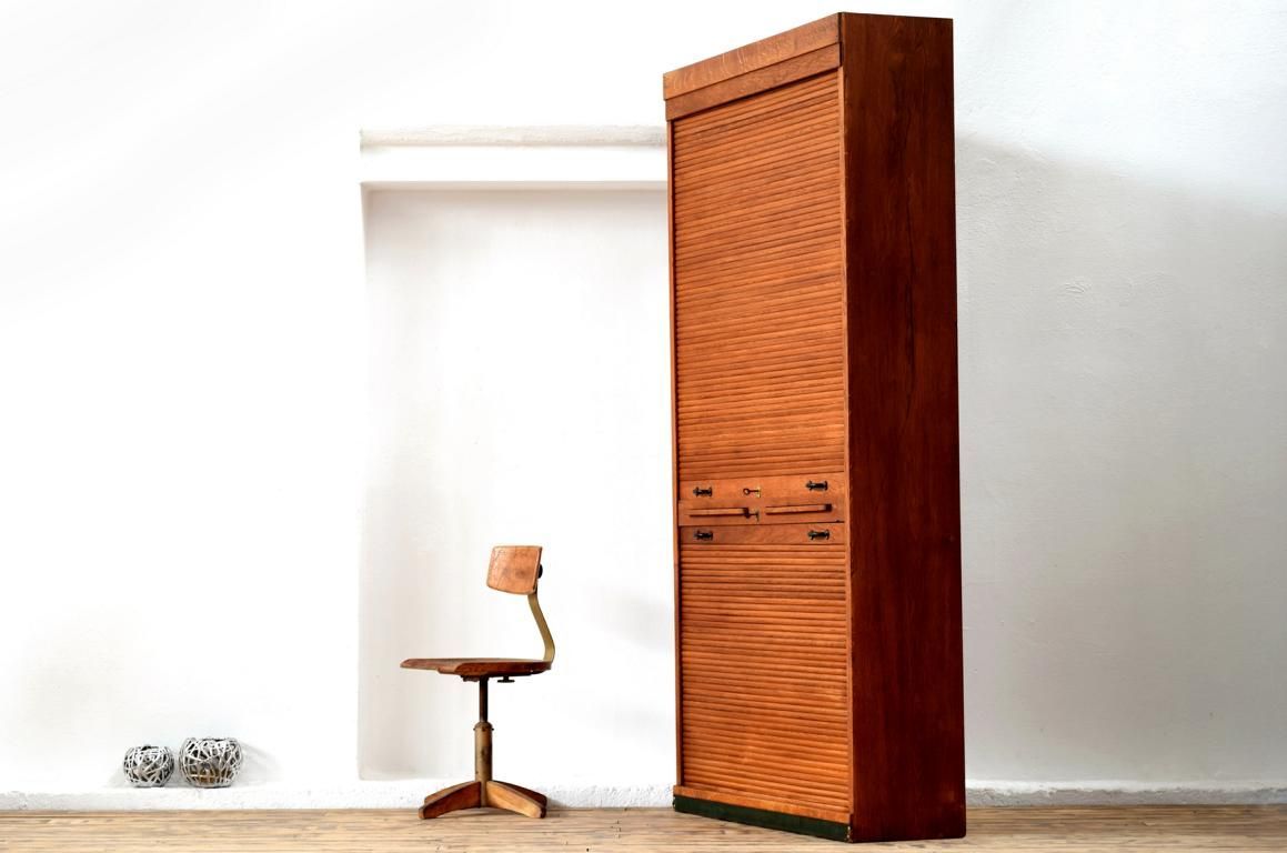 hoher schmaler antiker Rollladenschrank aus Holz