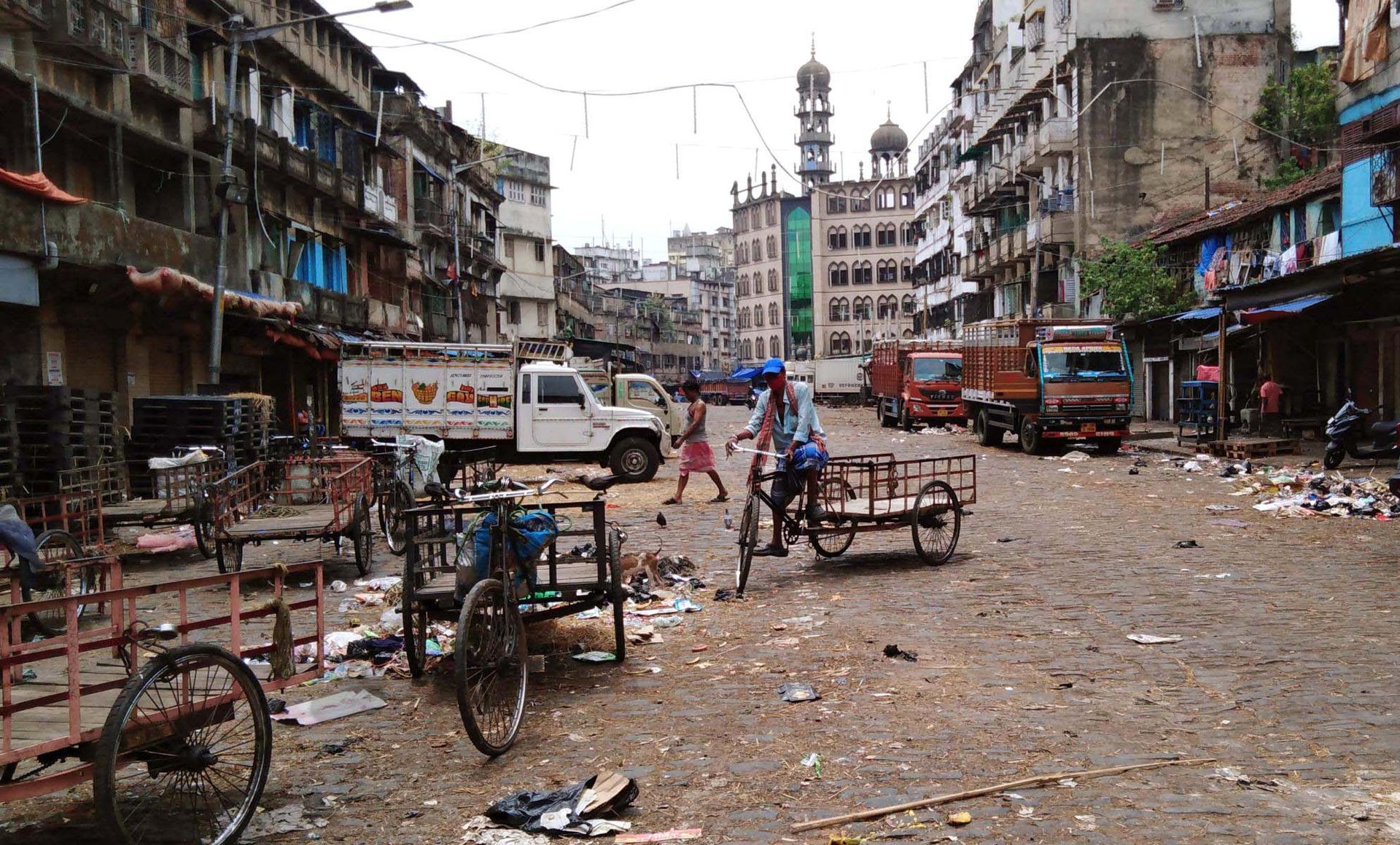 Straße des Mechhua Fruchtmarktes in Kalkutta in den Morgenstunden