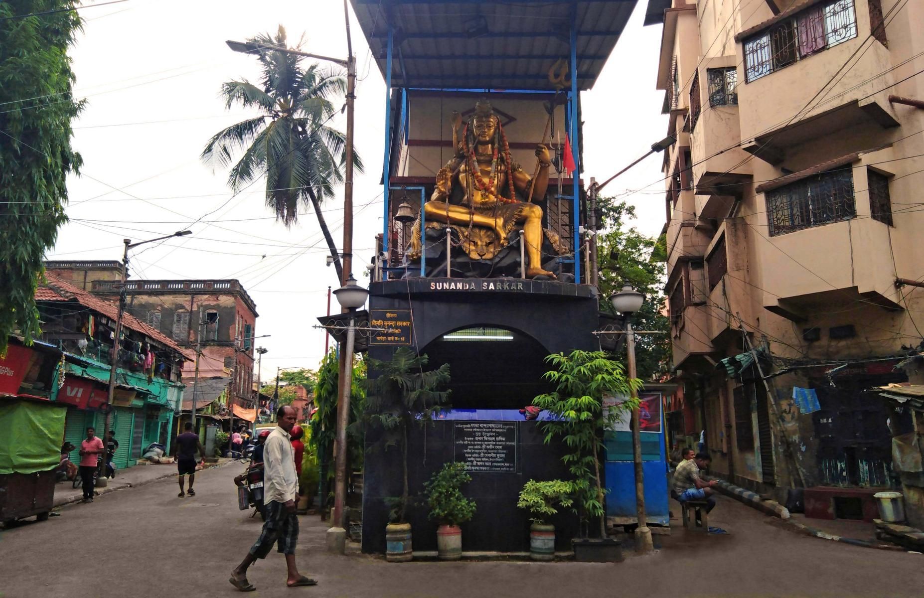 Kreuzung in Sonagachi Kalkutta mit überlebensgroßer Statue auf einem Sockel