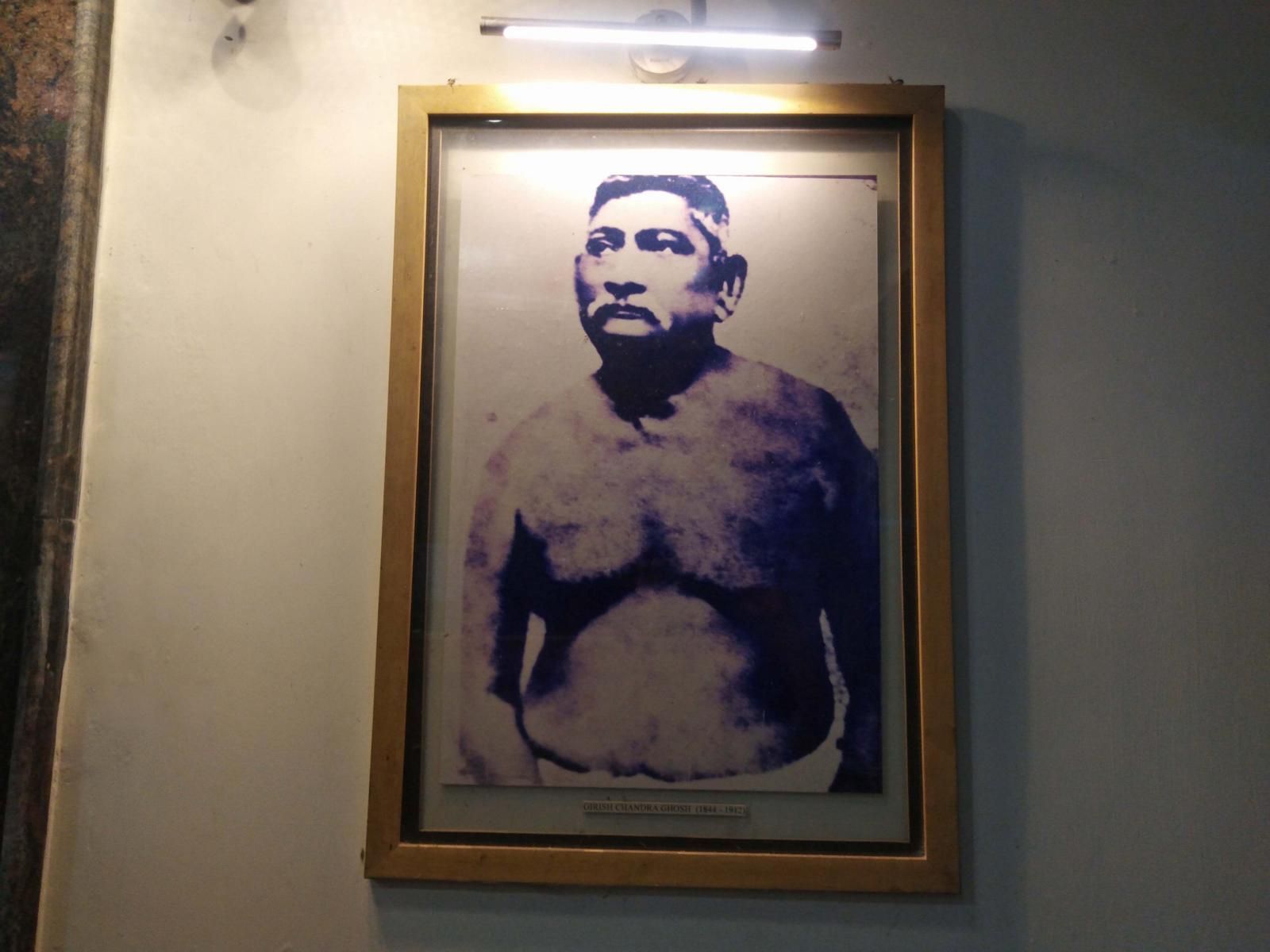 Foto von Girish Chandra Gosh im Foyer eines Theaters in Kalkutta