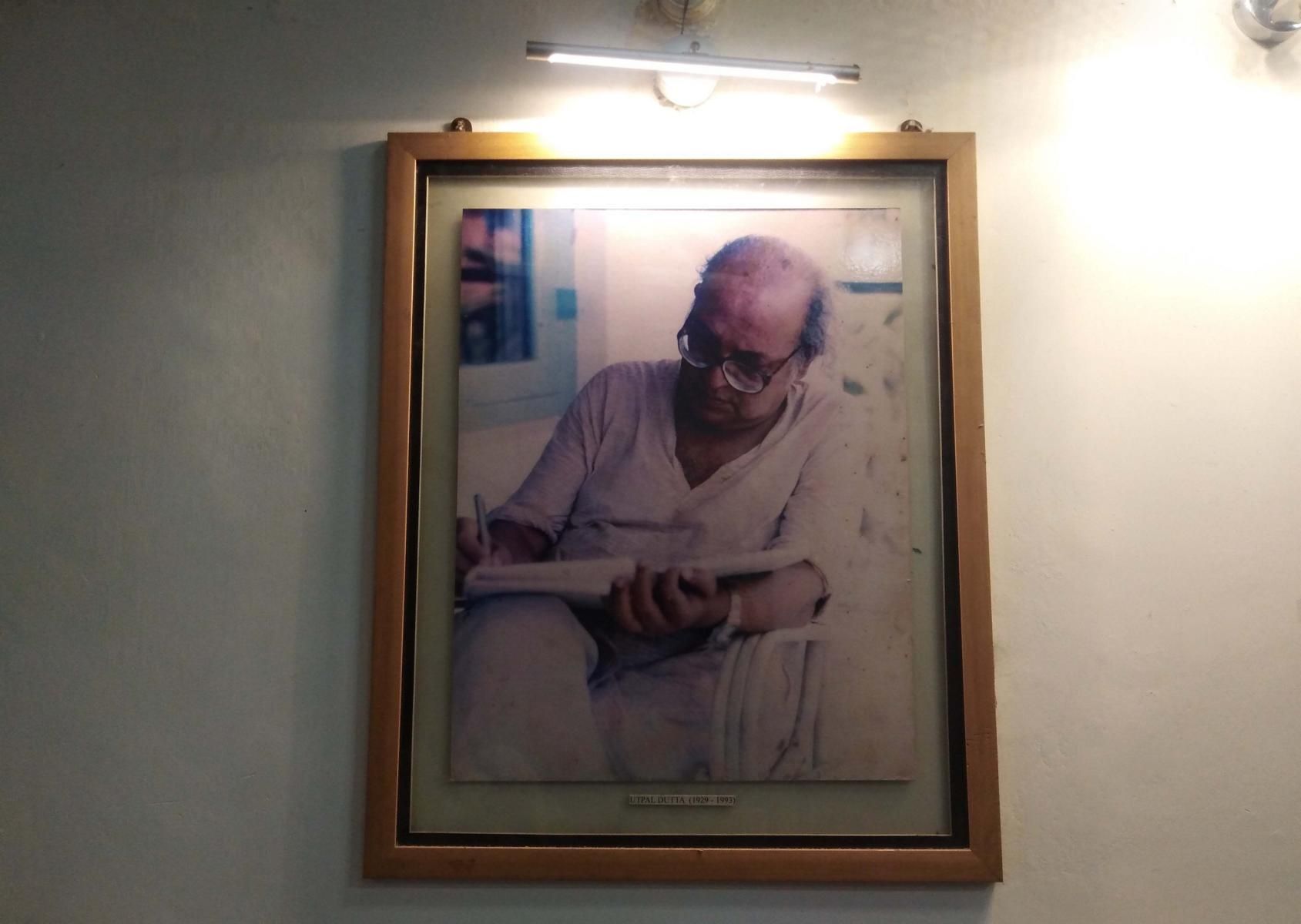 Foto von Utpal Dutt im Foyer eines Theaters in Kalkutta