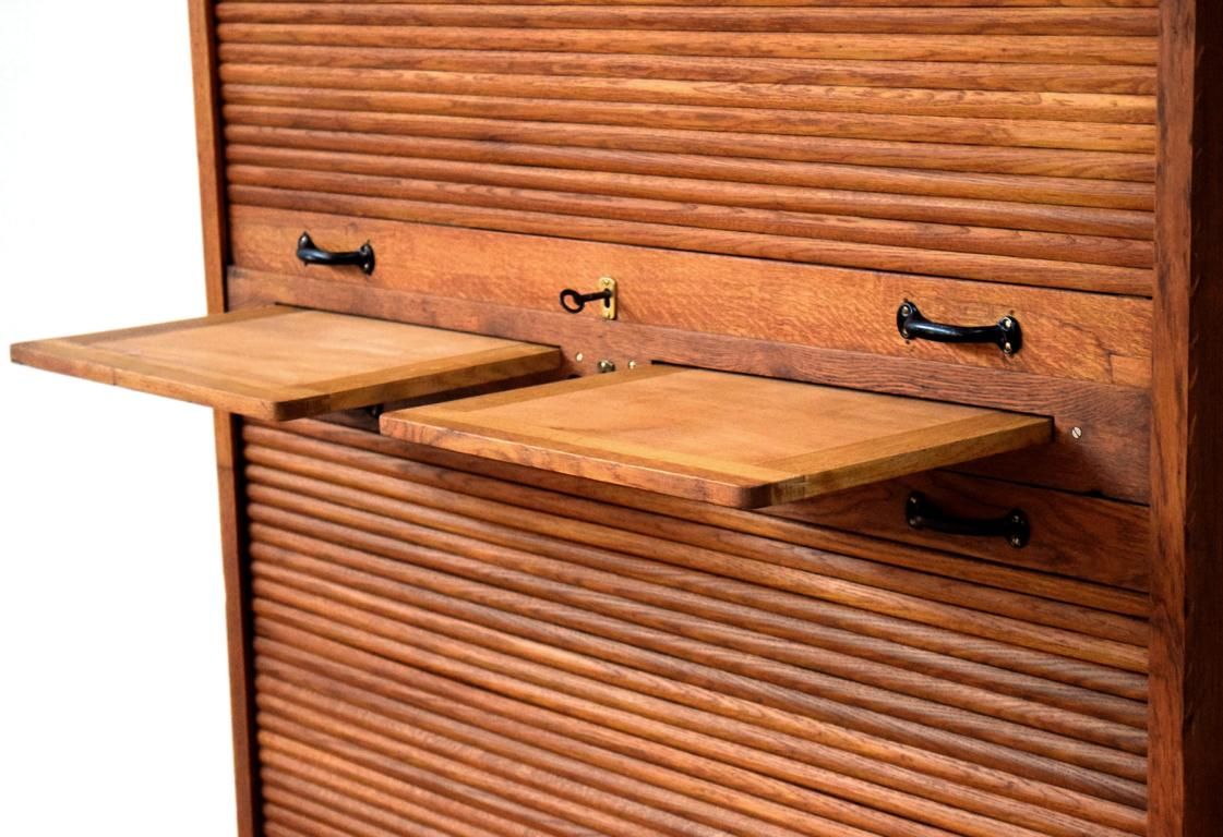Mittelbretter (Ablagebretter) in einem antiken Rollladenschrank