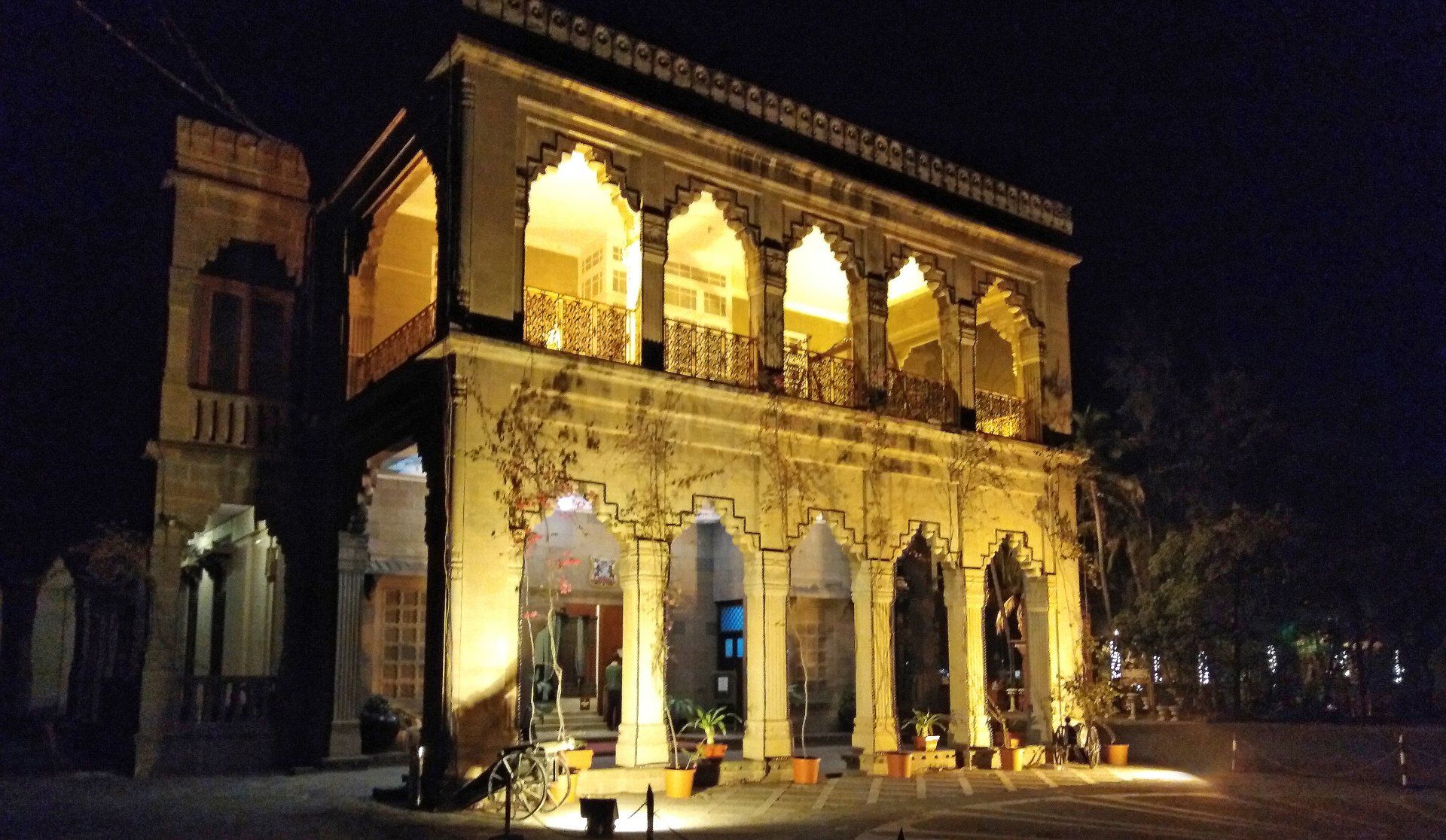 Eingang Nilambag Maharadscha Palast Hotel in Bhavnagar (Gujerat) bei Nacht